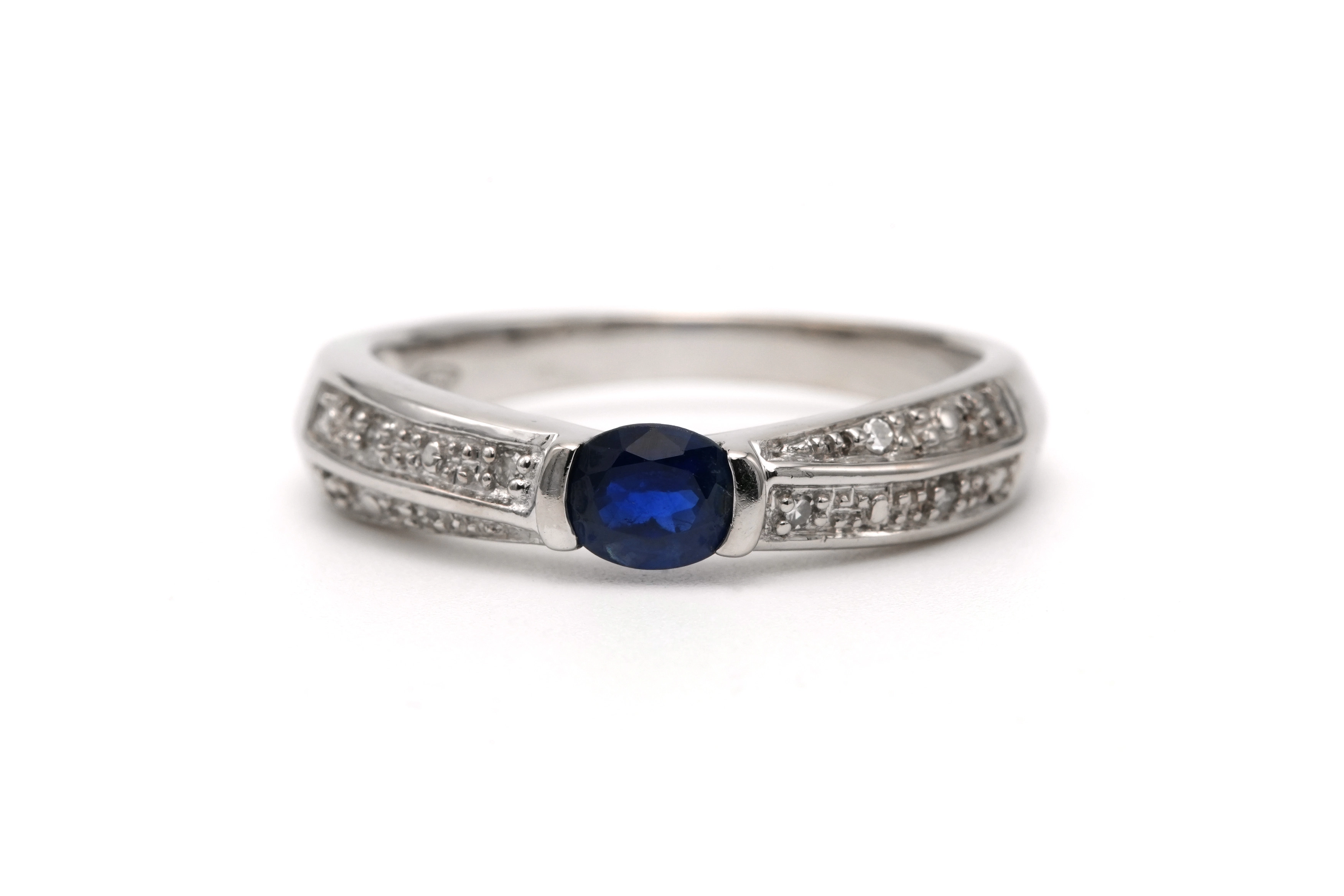 Bague contemporaine en or blanc 18 carats sertie d'un saphir et de diamants "taille" brillant (+-0.04ct) - - 1