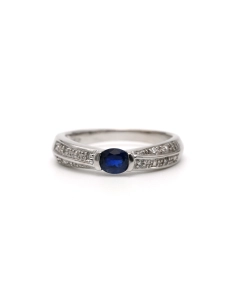 Bague contemporaine en or blanc 18 carats sertie d'un saphir et de diamants "taille" brillant (+-0.04ct) - - 1