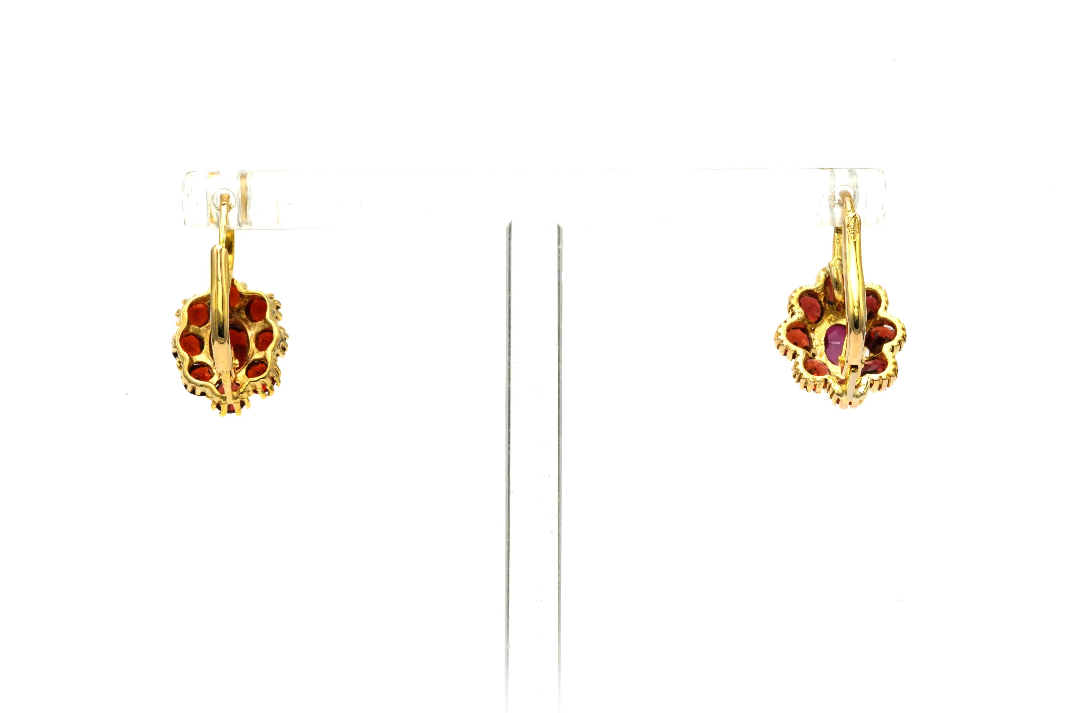 Boucles d'oreilles contemporaines en or jaune 18 carats serties de grenats - 4