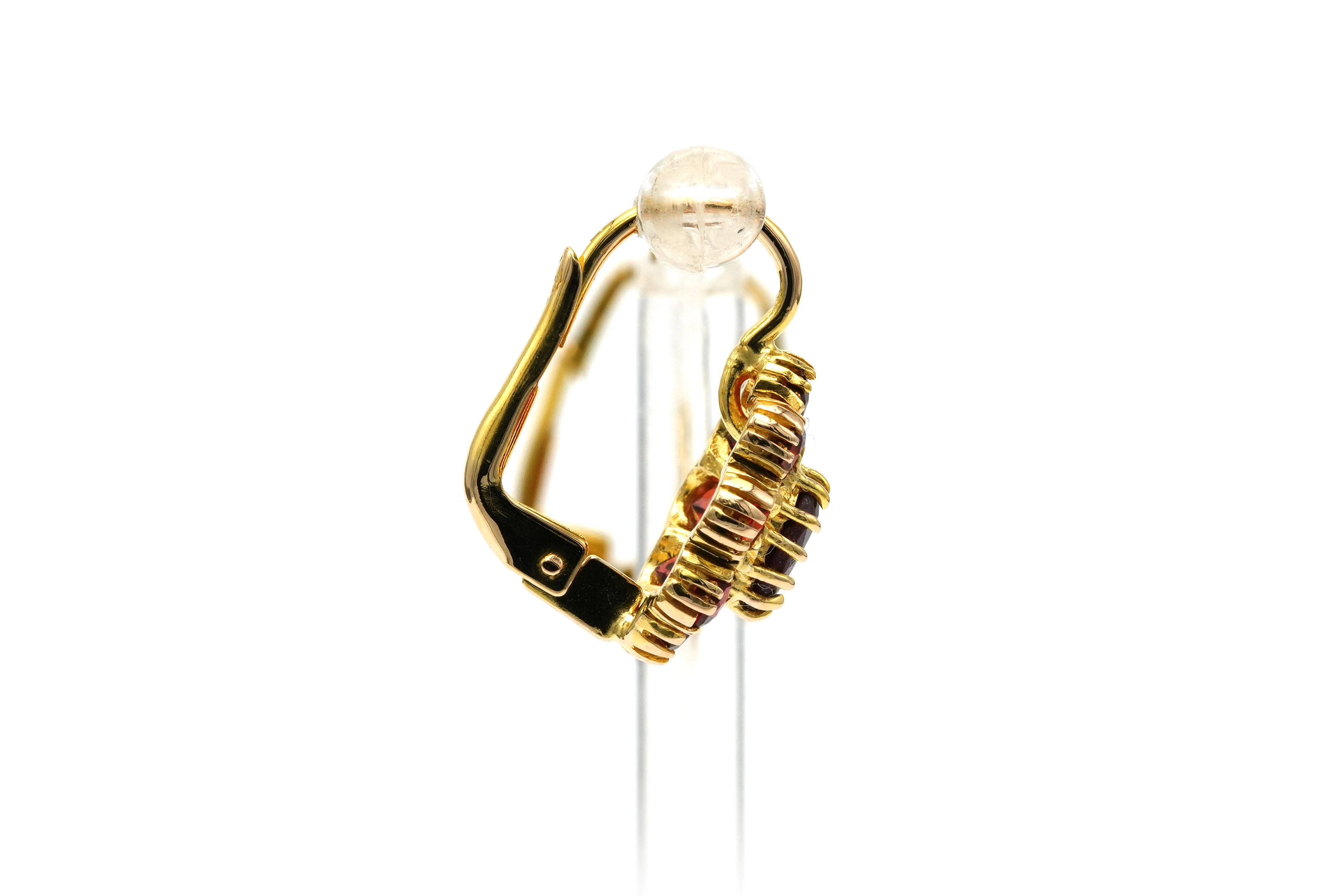 Boucles d'oreilles contemporaines en or jaune 18 carats serties de grenats - 5