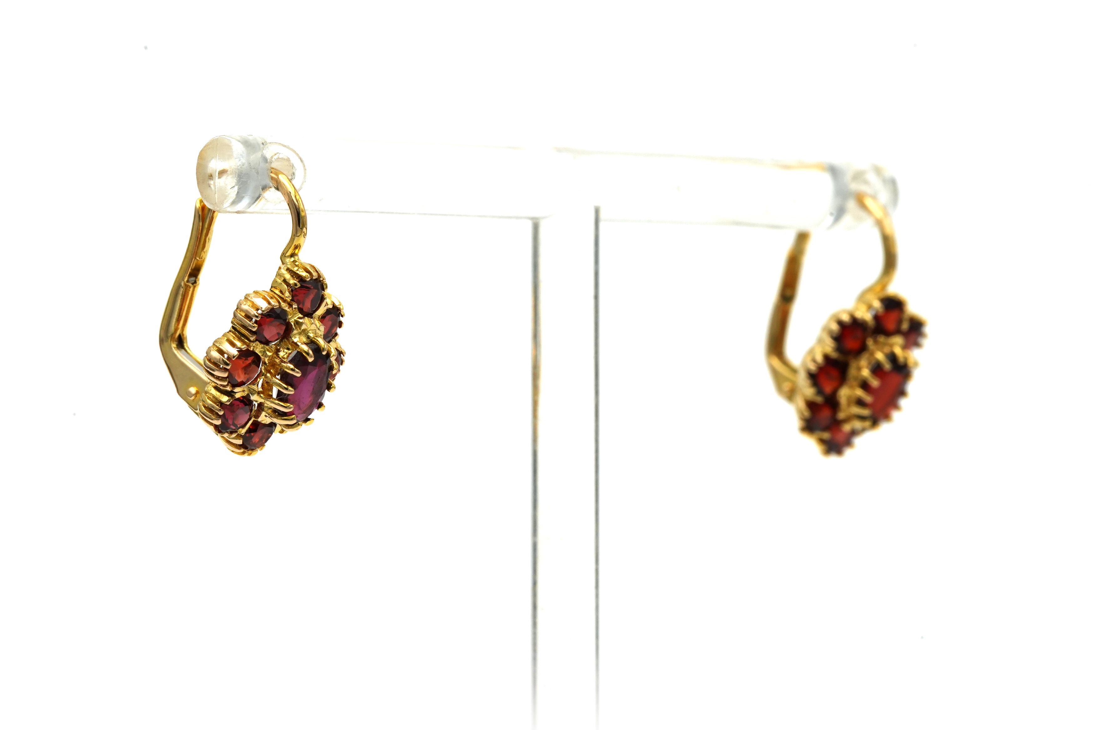 Boucles d'oreilles contemporaines en or jaune 18 carats serties de grenats - 6