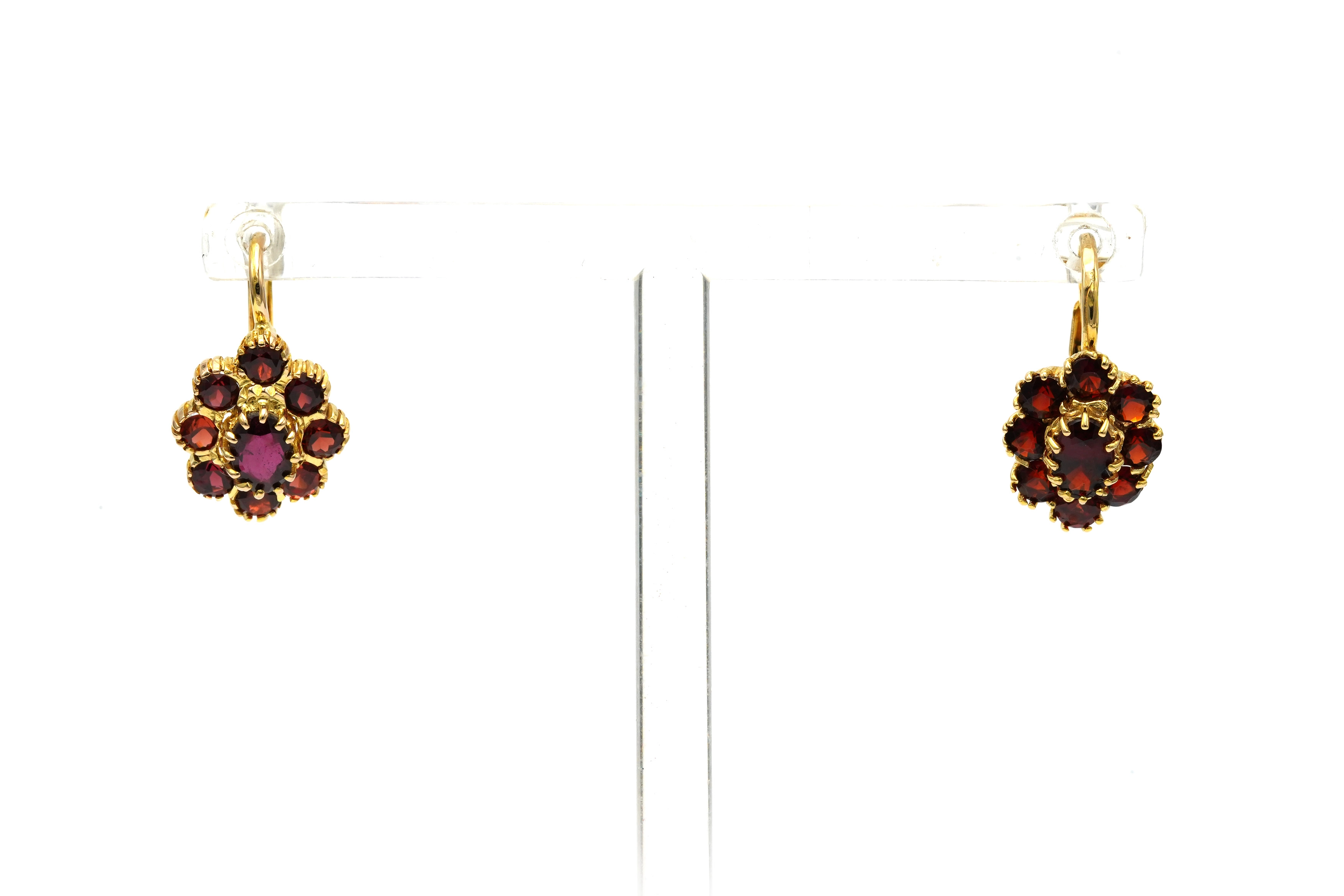 Boucles d'oreilles contemporaines en or jaune 18 carats serties de grenats - - 1
