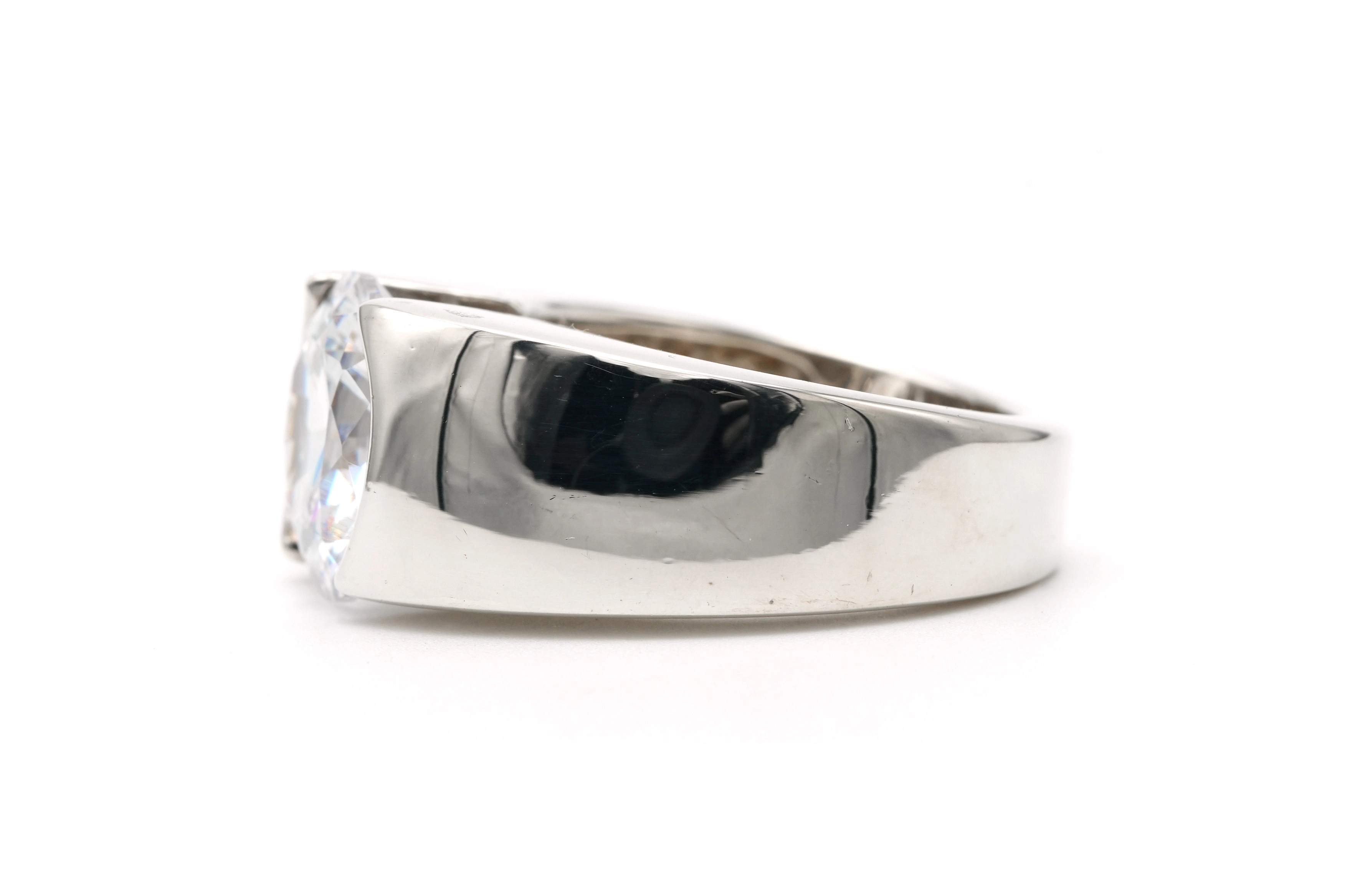 Bague contemporaine en argent 925 sertie d'un zirconium