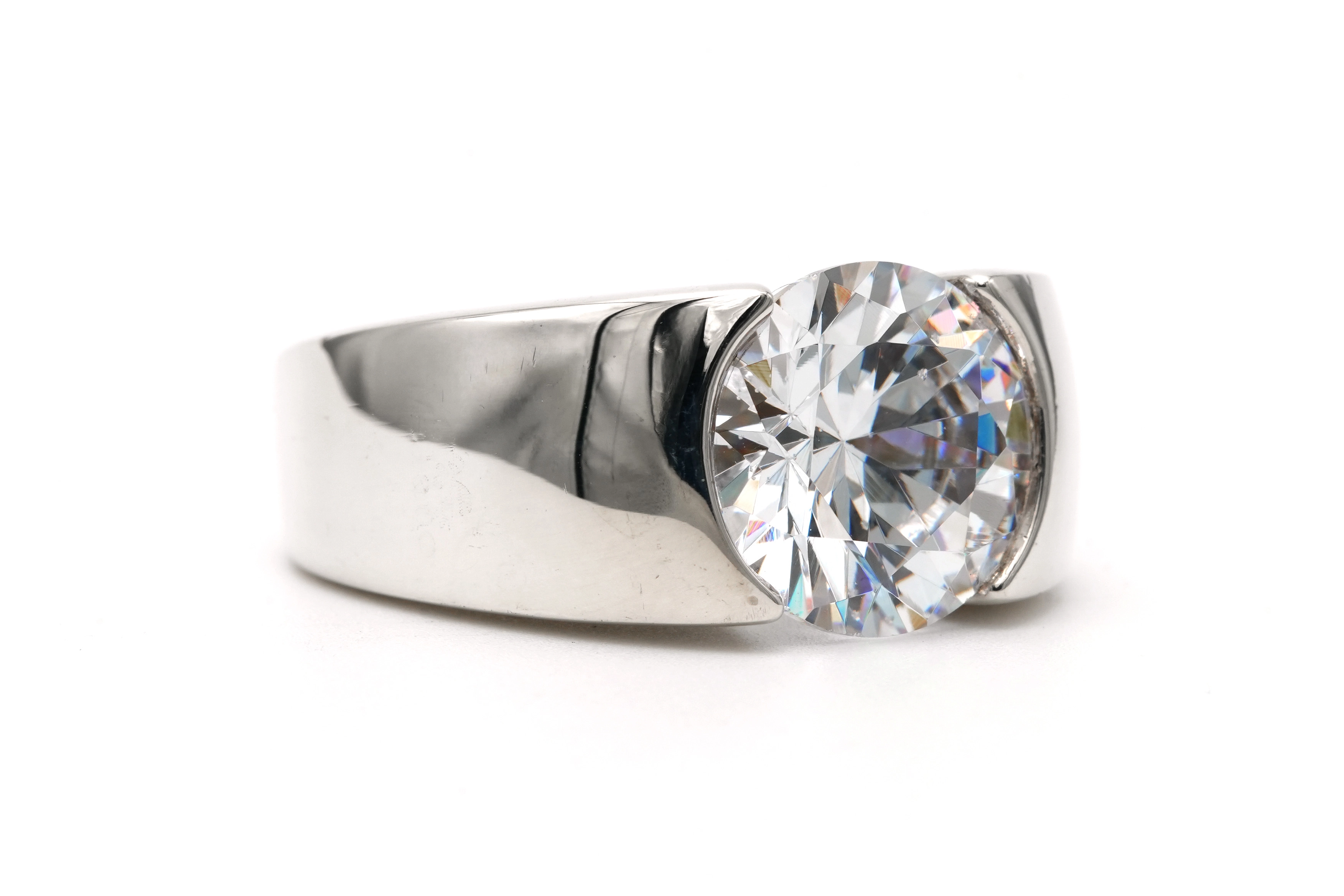 Bague contemporaine en argent 925 sertie d'un zirconium
