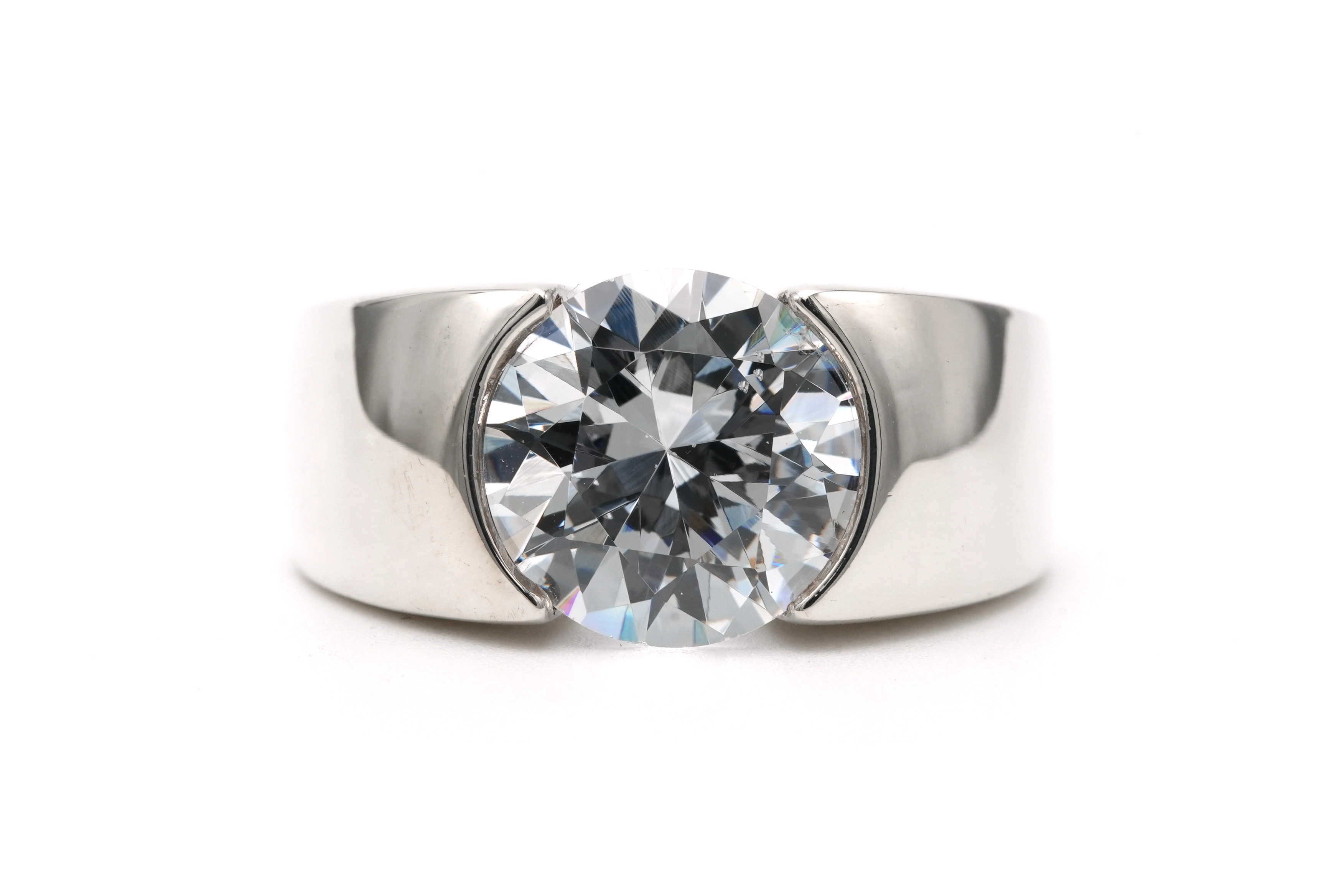 Bague contemporaine en argent 925 sertie d'un zirconium