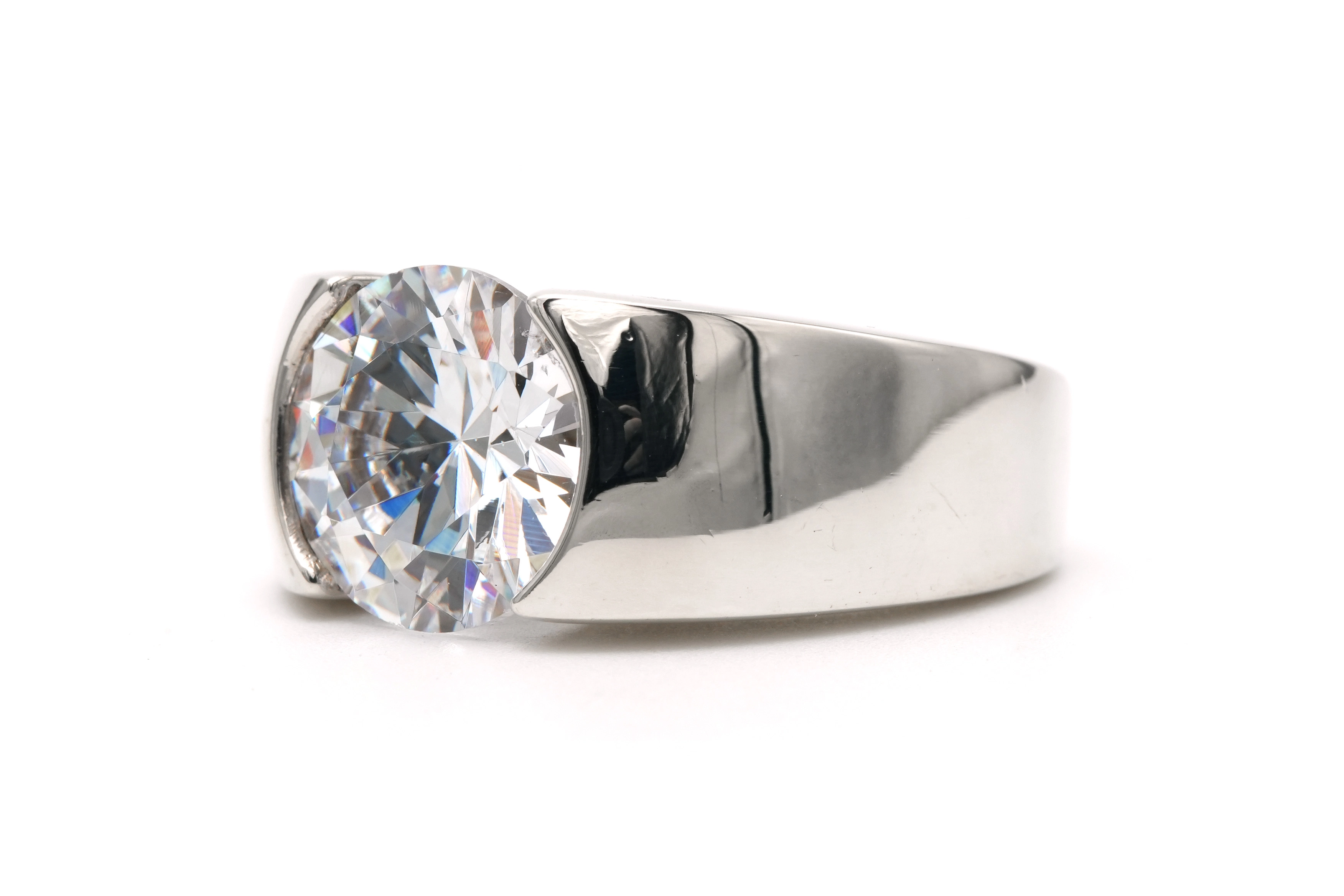 Bague contemporaine en argent 925 sertie d'un zirconium