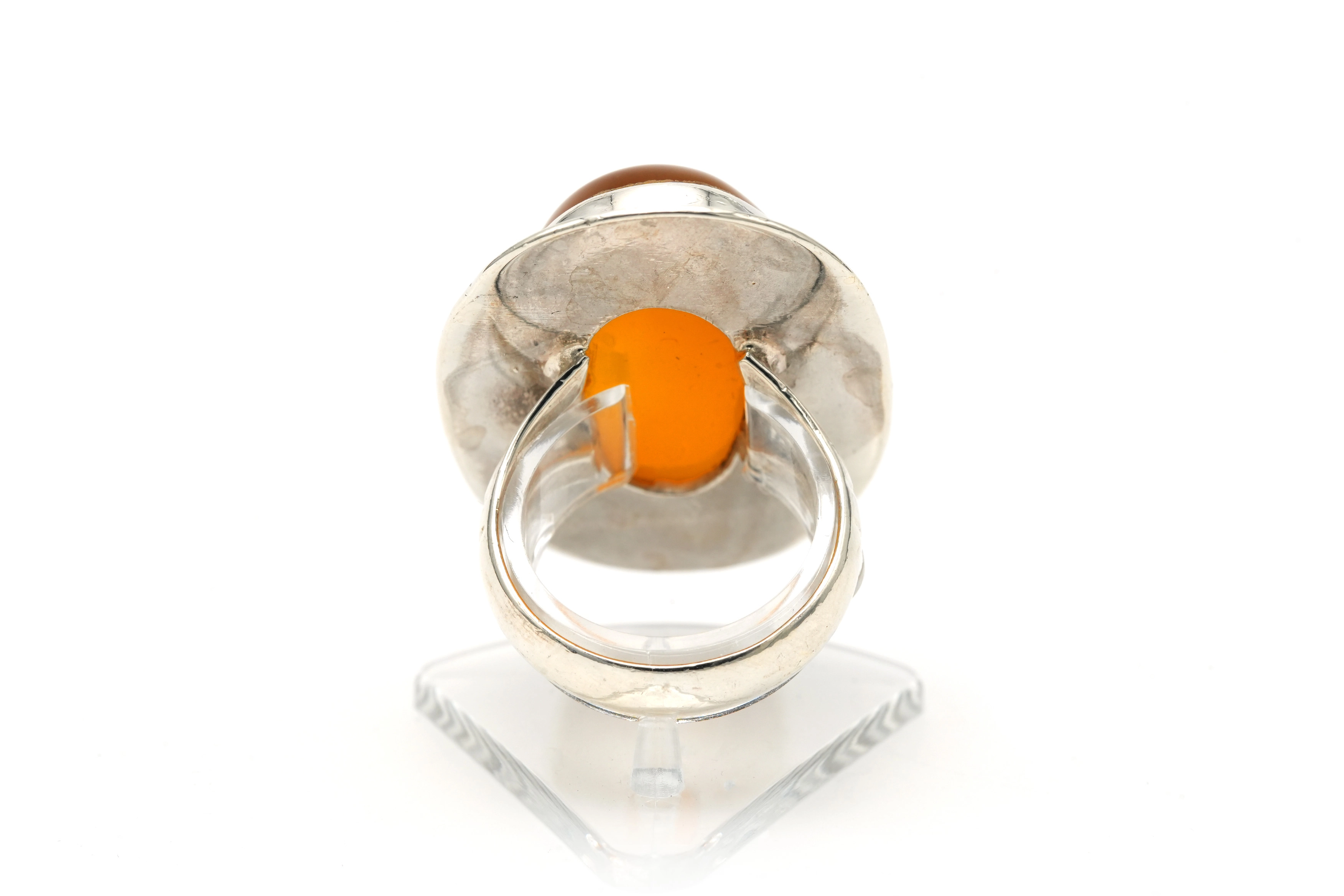 Bague contemporaine en argent 925 sertie d'une cornaline