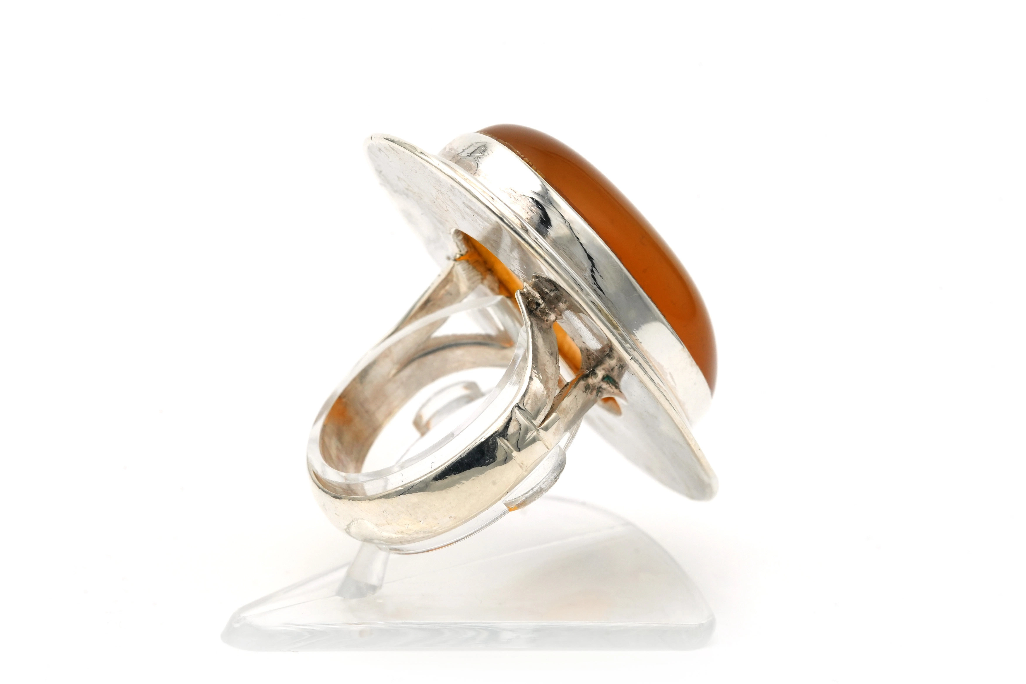 Bague contemporaine en argent 925 sertie d'une cornaline