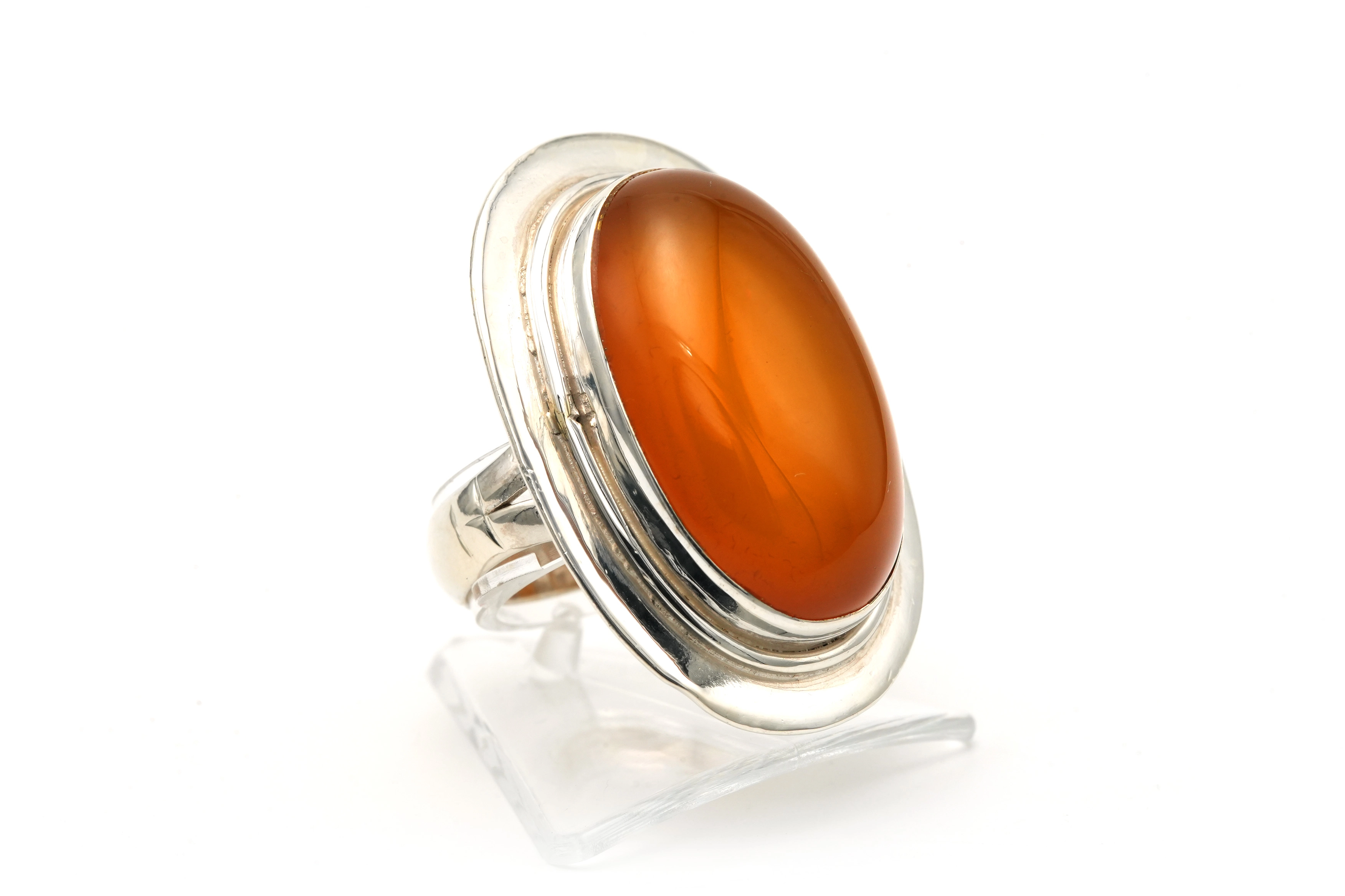 Bague contemporaine en argent 925 sertie d'une cornaline