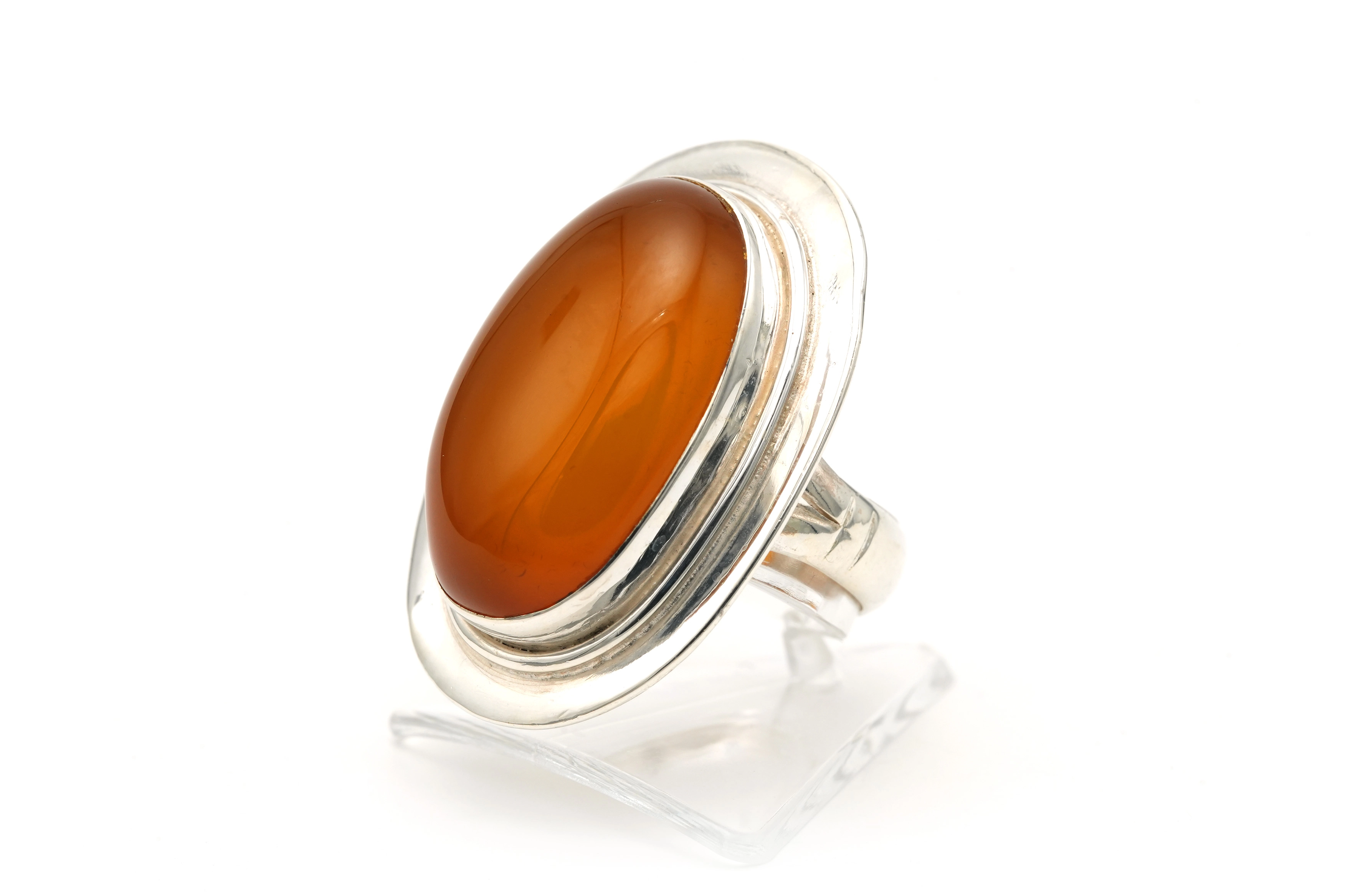 Bague contemporaine en argent 925 sertie d'une cornaline