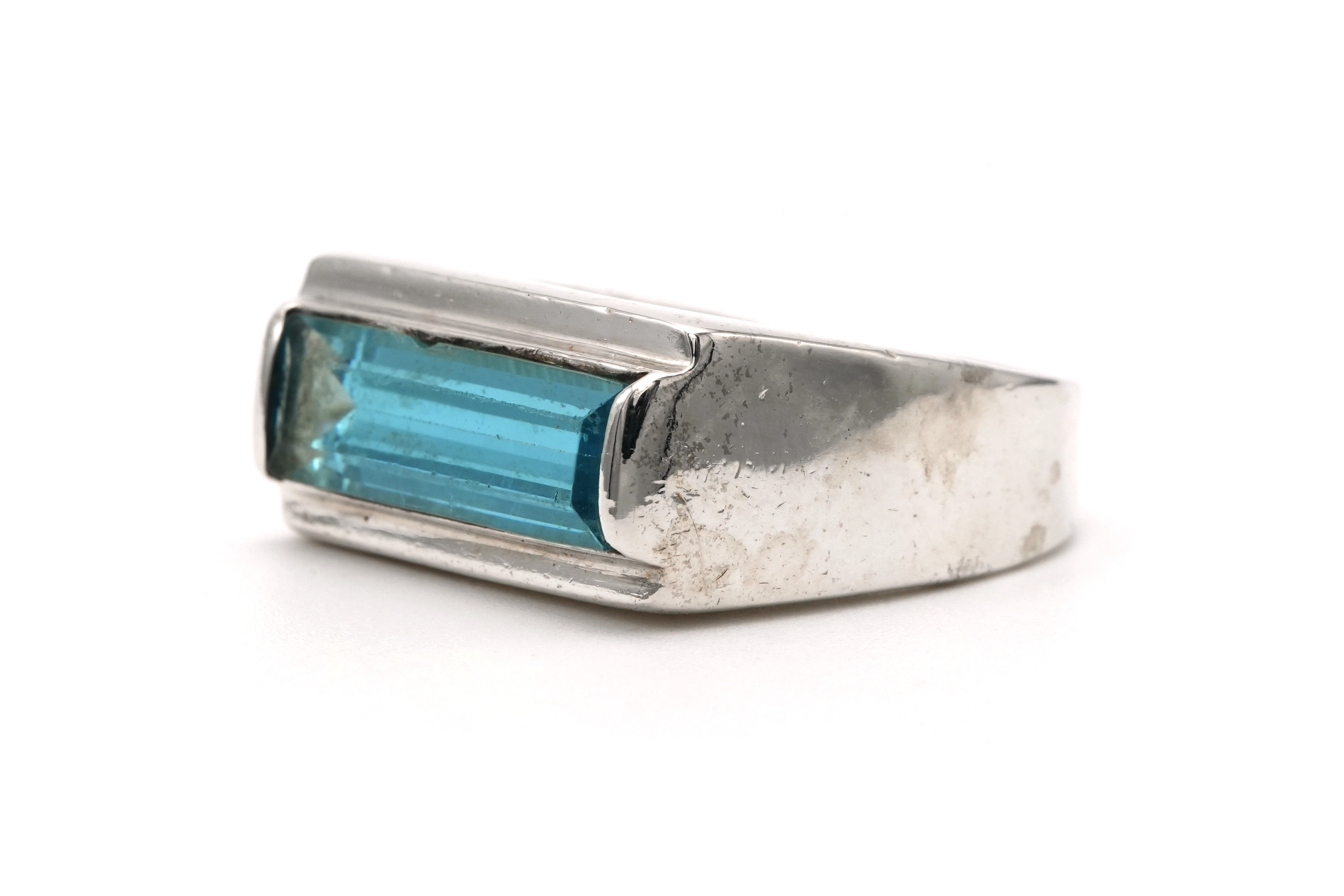 Bague contemporaine en argent 925 sertie d'une topaze