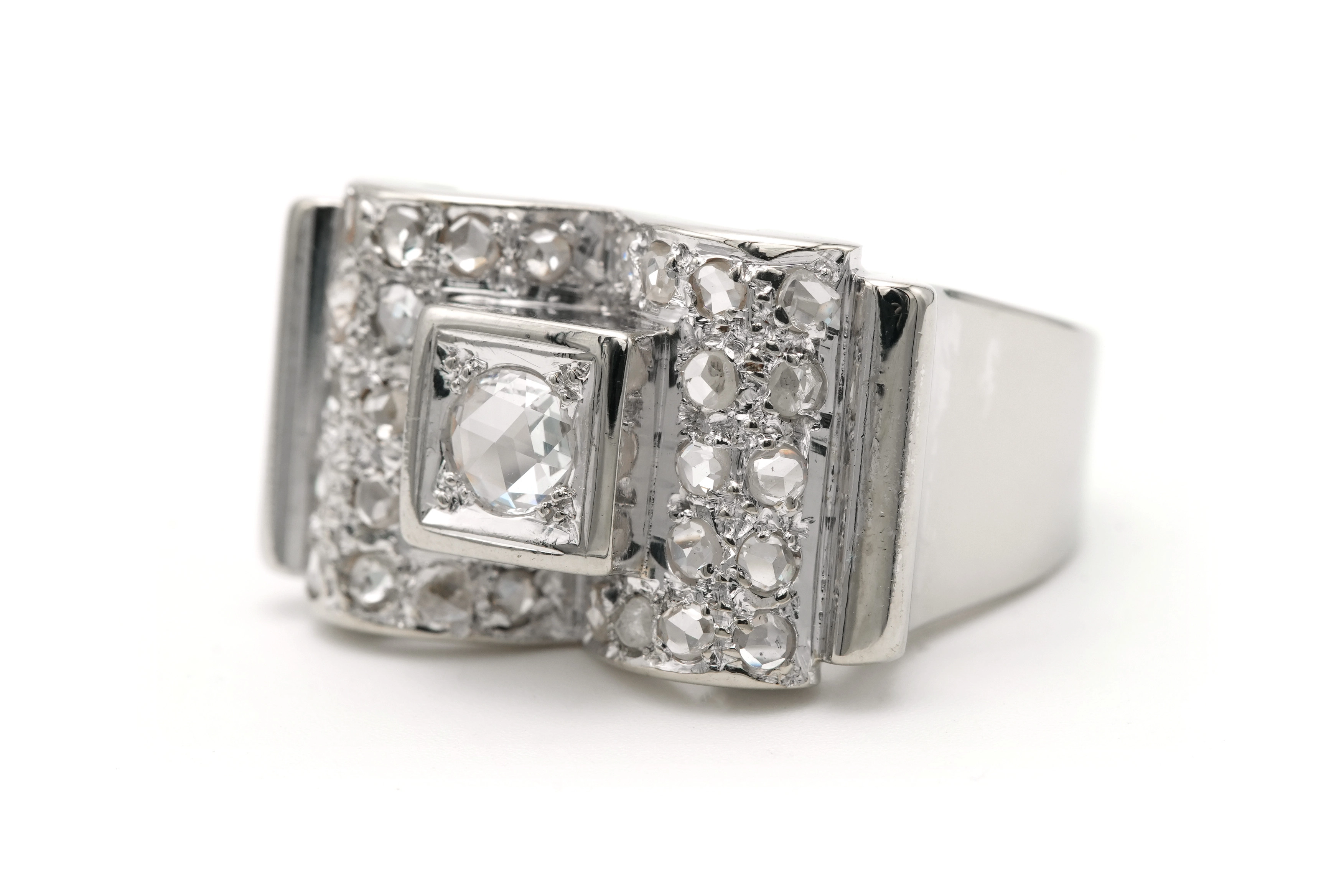 Bague Art Déco en or blanc 18 carats sertie de diamants "taille" rose - 2