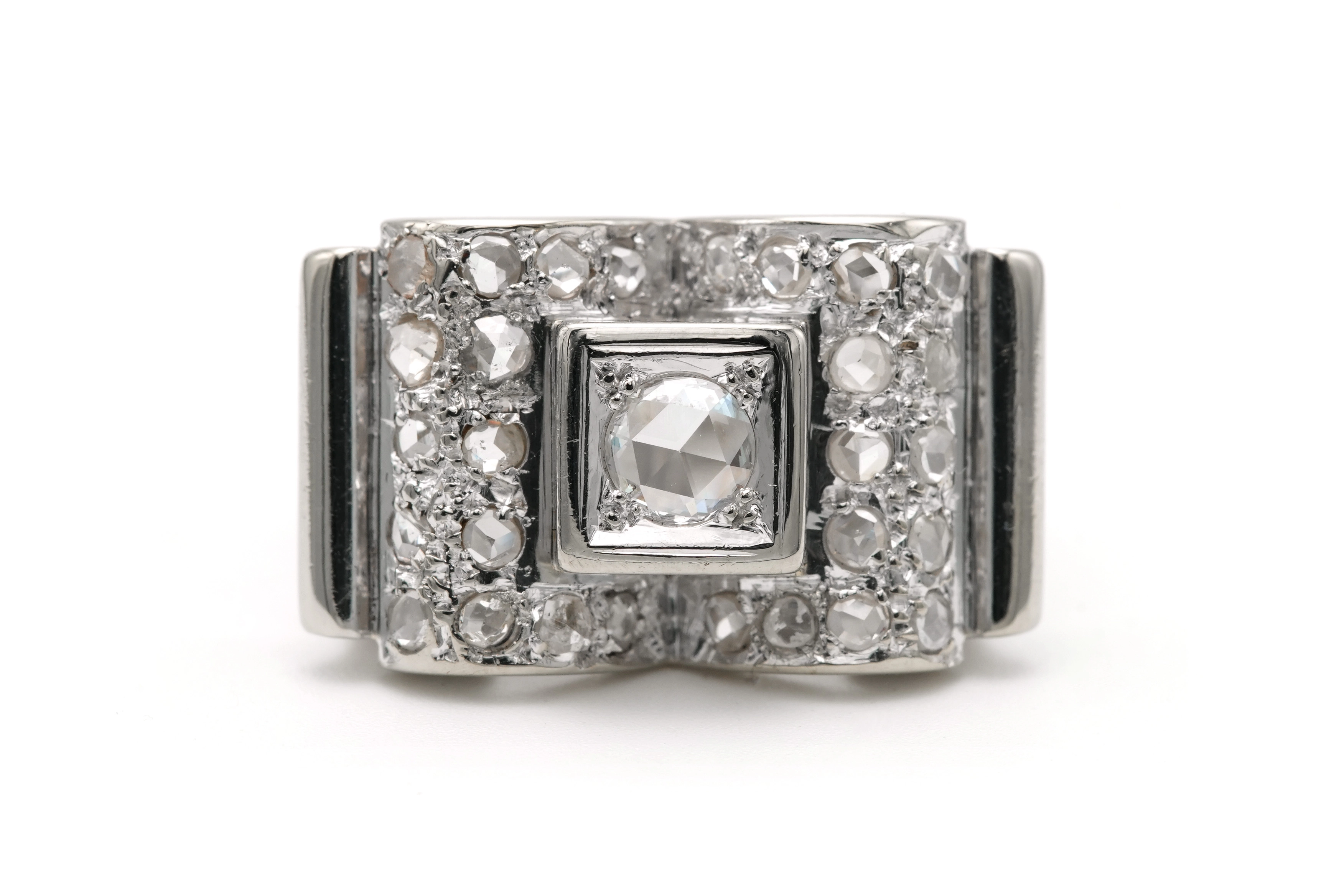 Bague Art Déco en or blanc 18 carats sertie de diamants "taille" rose - 1