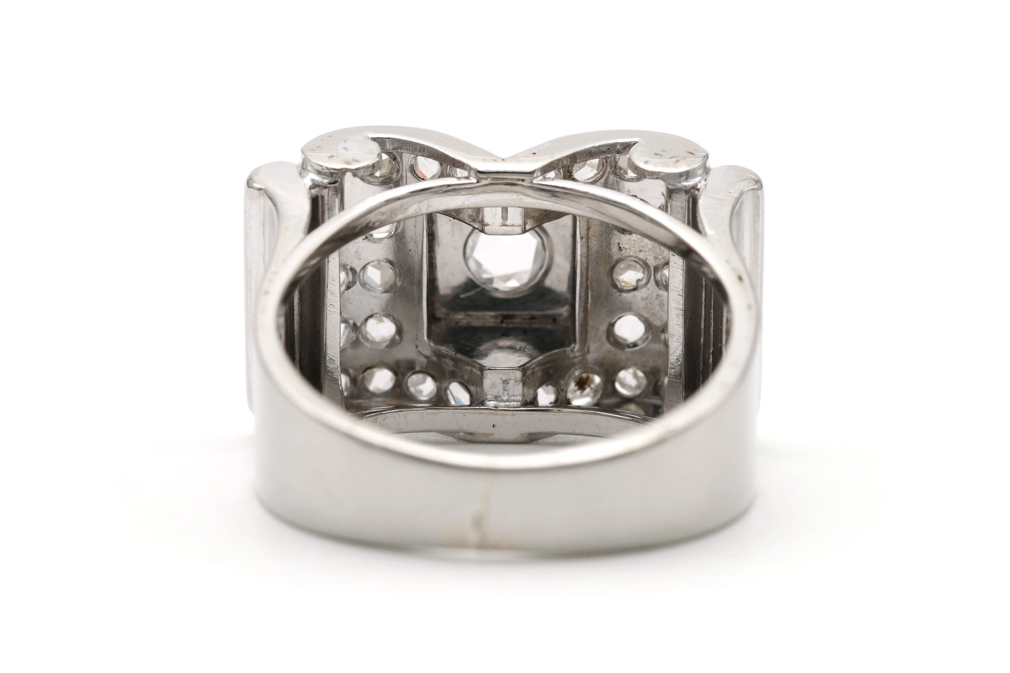Bague Art Déco en or blanc 18 carats sertie de diamants "taille" rose - 4