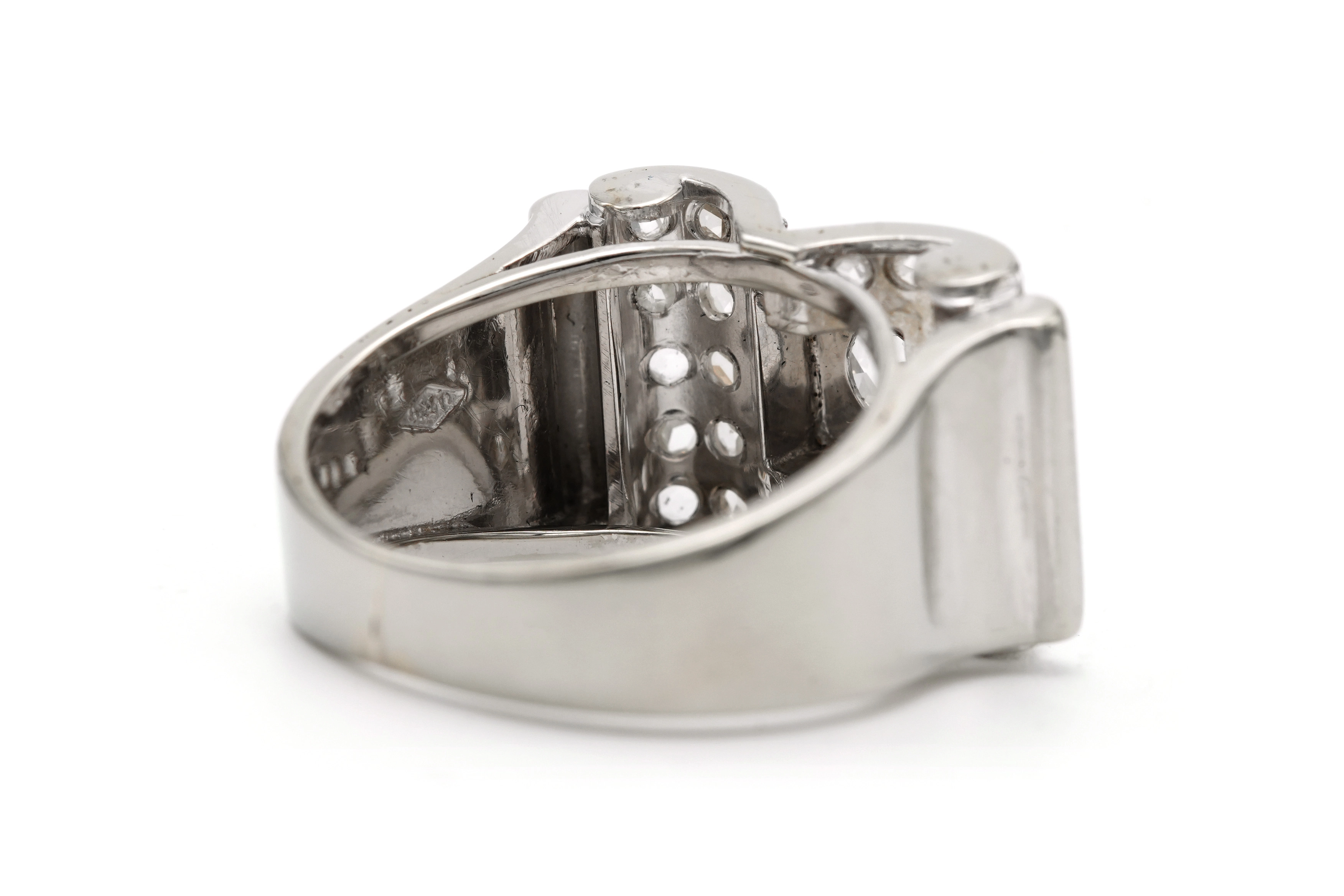 Bague Art Déco en or blanc 18 carats sertie de diamants "taille" rose - 5