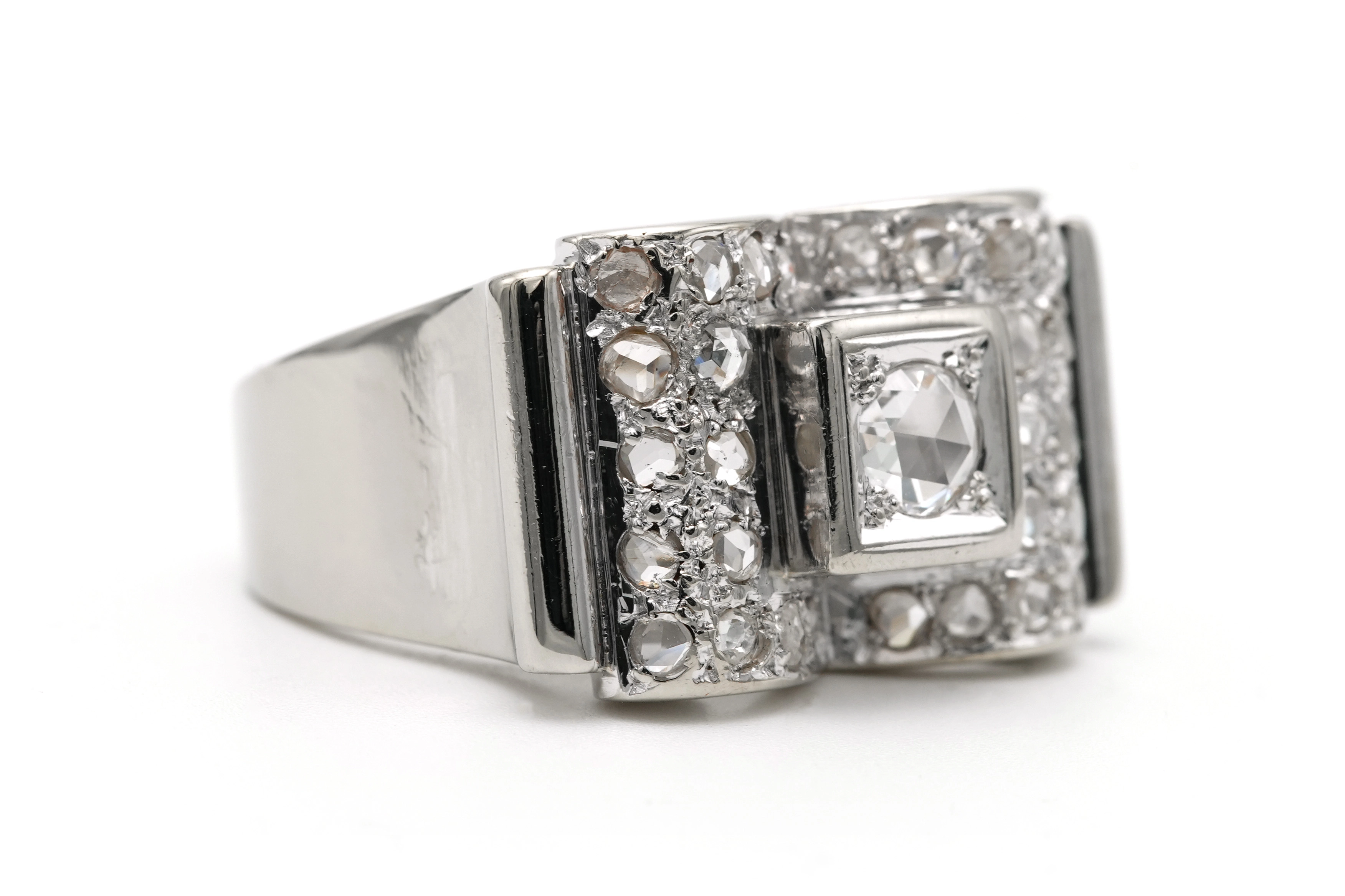 Bague Art Déco en or blanc 18 carats sertie de diamants "taille" rose - 6