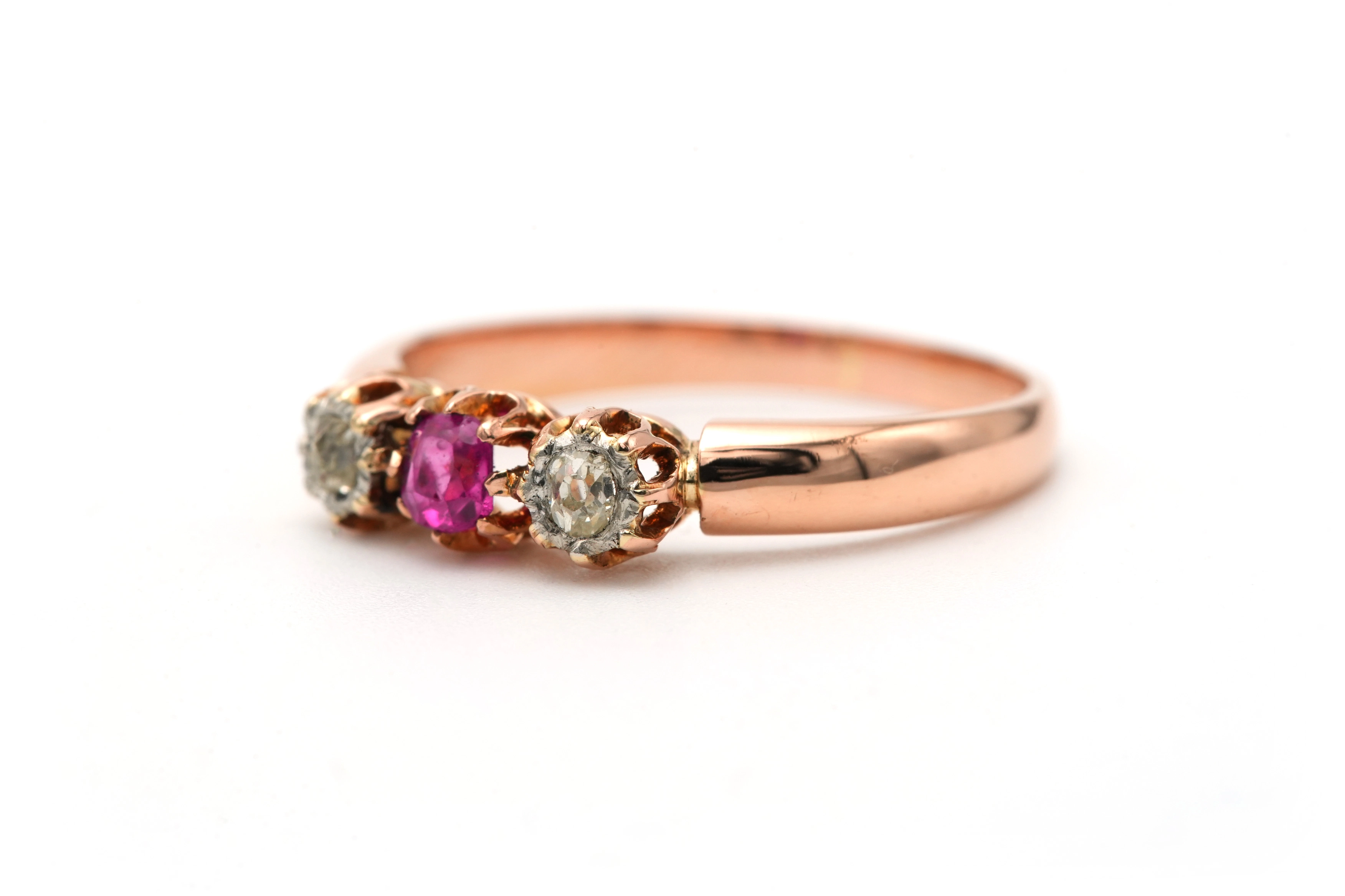 Bague Art Nouveau en or jaune 18 carats serti d'un saphir rose et de diamants old cut - 2