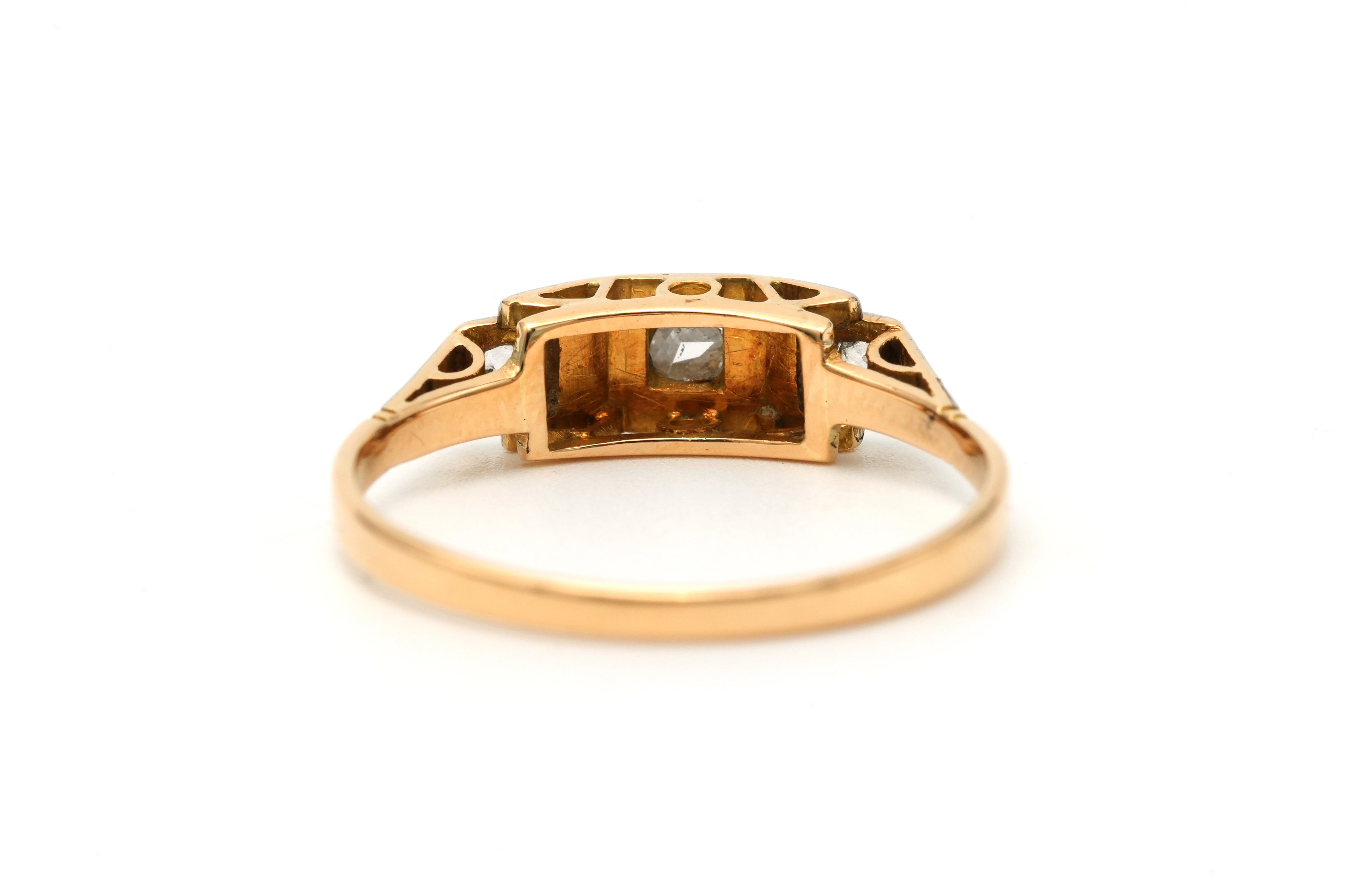 Bague Art Déco en or jaune et blanc 18 carats sertie de diamants "taille" rose - 4