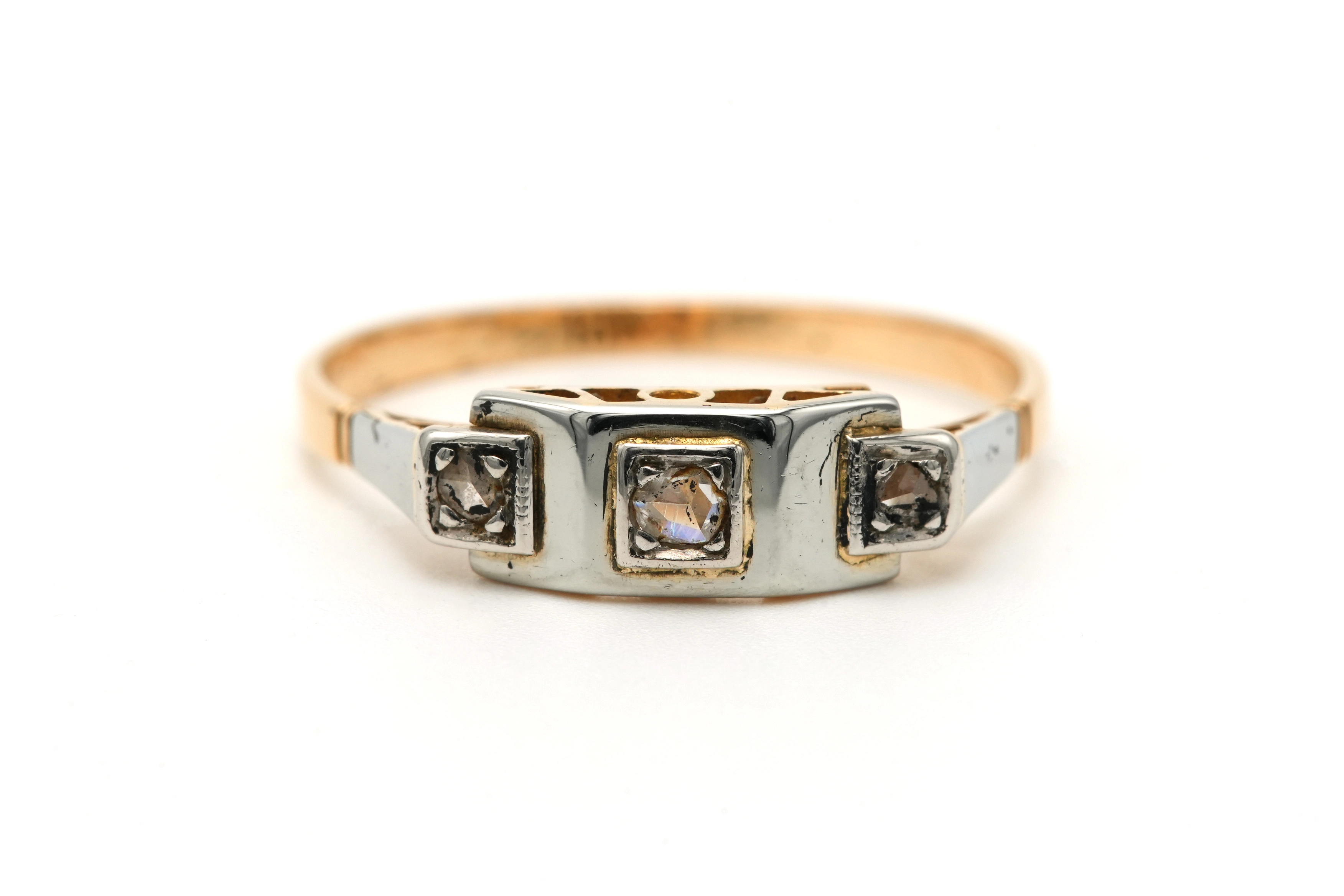 Bague Art Déco en or jaune et blanc 18 carats sertie de diamants "taille" rose - - 1