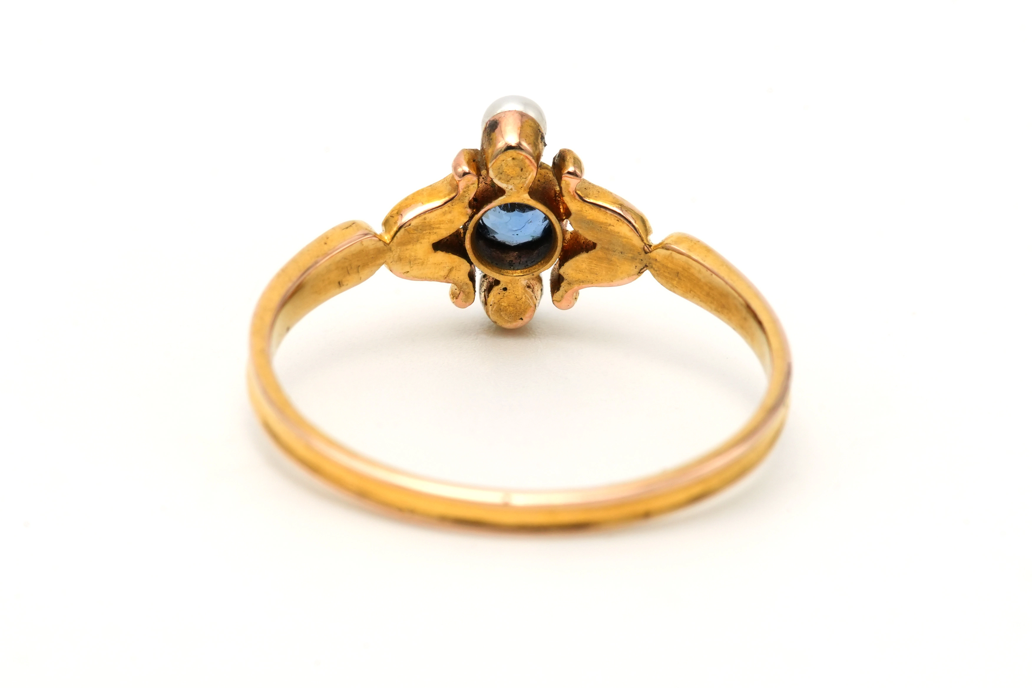 Bague Art Nouveau en or jaune 14 carats sertie d'un saphir et de perles - 4
