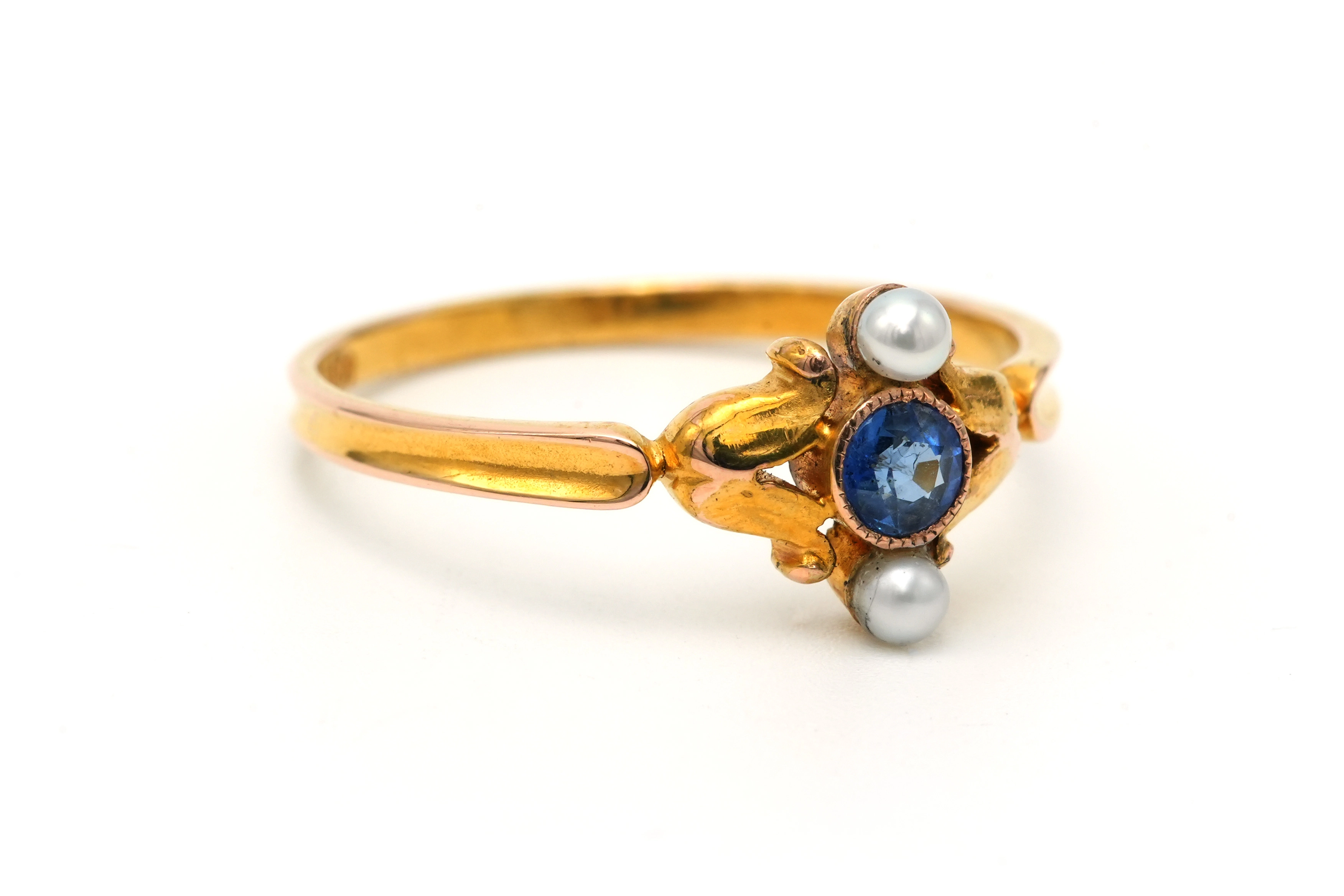 Bague Art Nouveau en or jaune 14 carats sertie d'un saphir et de perles - 6