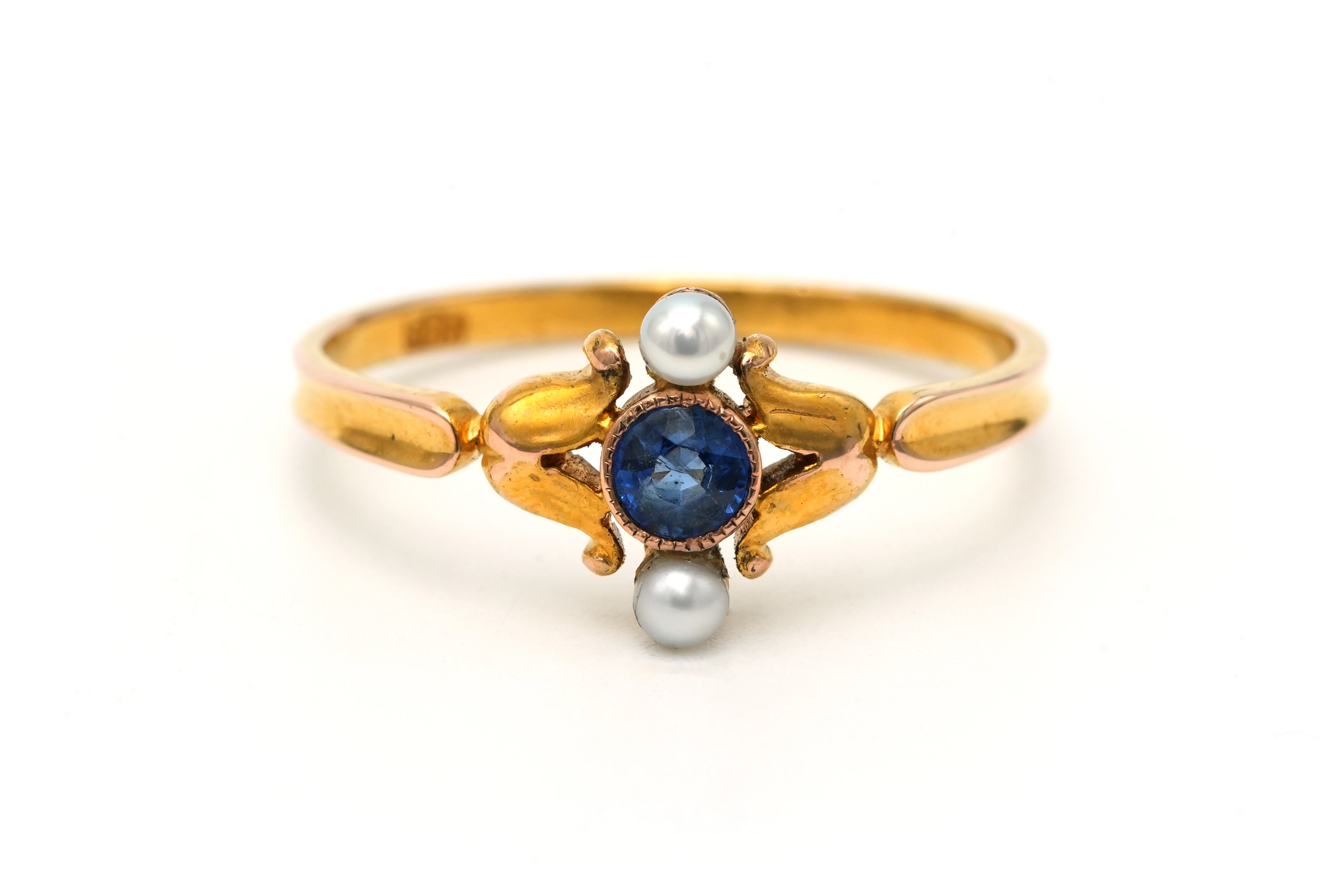 Bague Art Nouveau en or jaune 14 carats sertie d'un saphir et de perles - 1