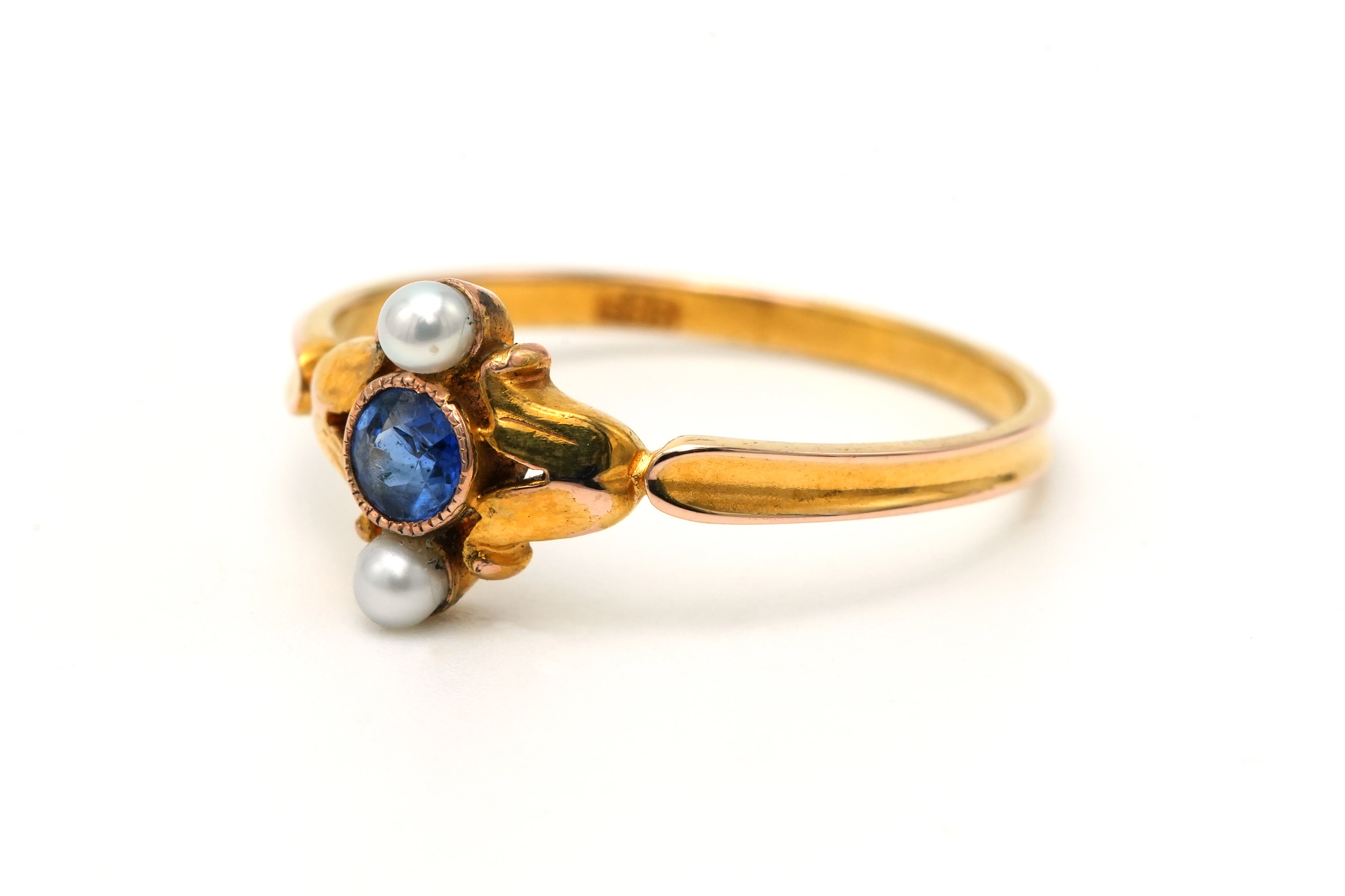 Bague Art Nouveau en or jaune 14 carats sertie d'un saphir et de perles - 2