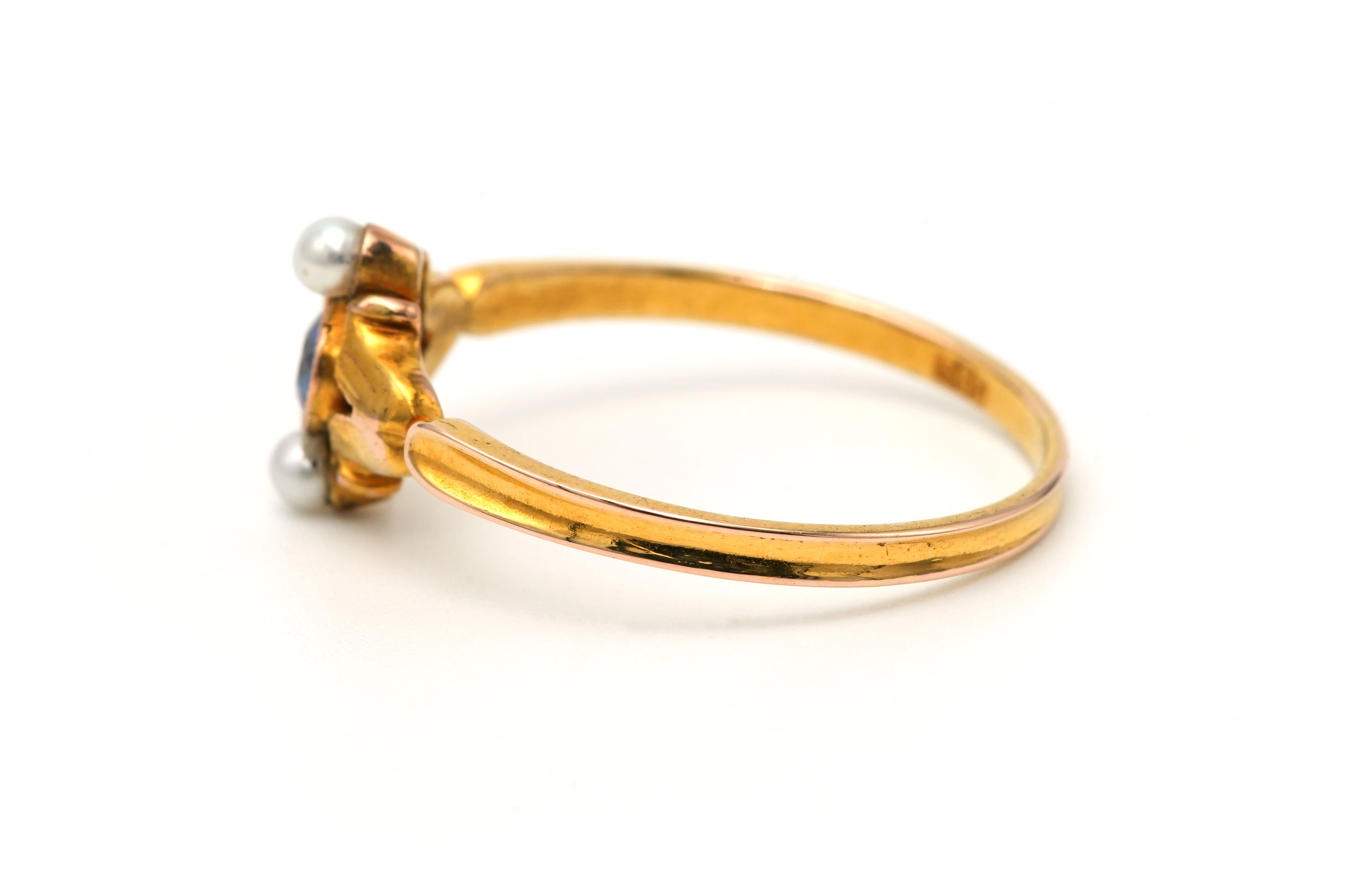 Bague Art Nouveau en or jaune 14 carats sertie d'un saphir et de perles - 3