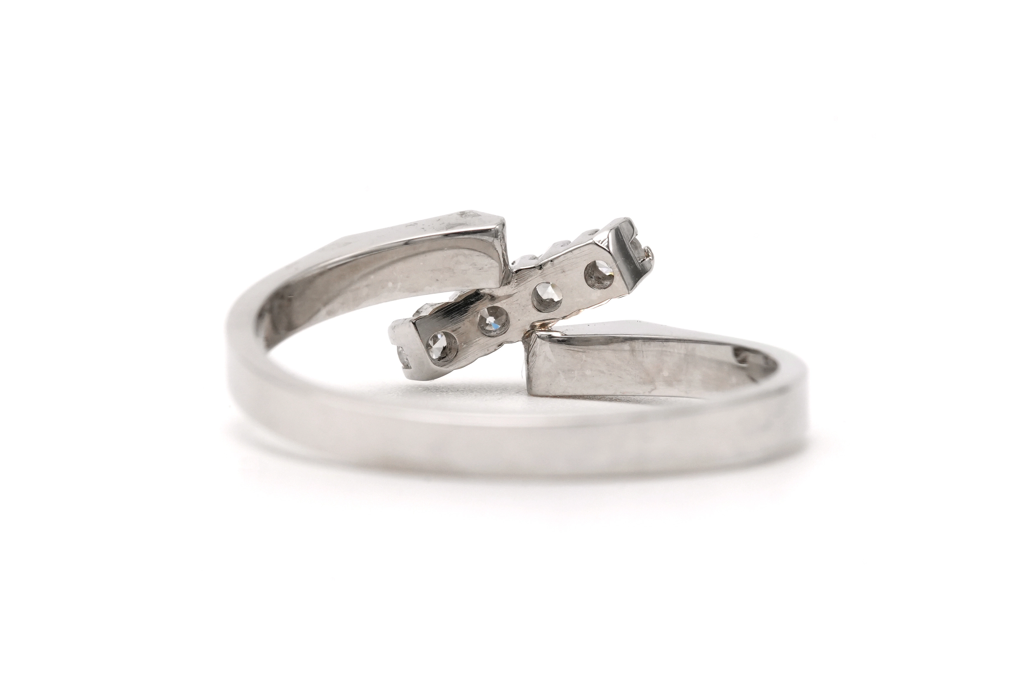 Bague contemporaine en or blanc 18 carats sertie de diamants "taille" brillant (+-0.1ct) - 4