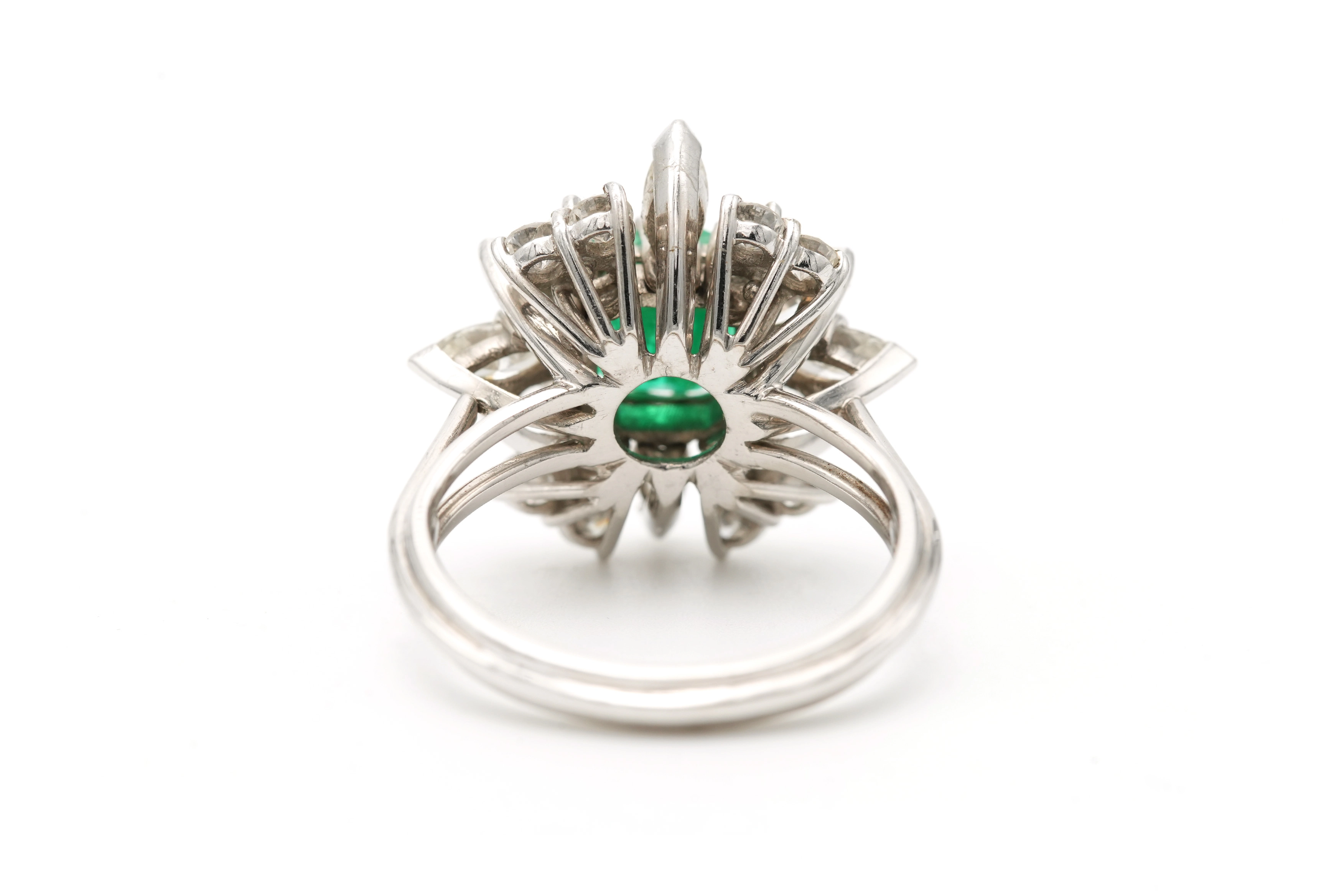 Bague contemporaine en or blanc 18 carats sertie d'une émeraude et de diamants "taille" brillant et "taille" marquise - 4
