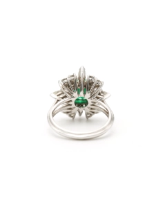 Bague contemporaine en or blanc 18 carats sertie d'une émeraude et de diamants "taille" brillant et "taille" marquise - 4