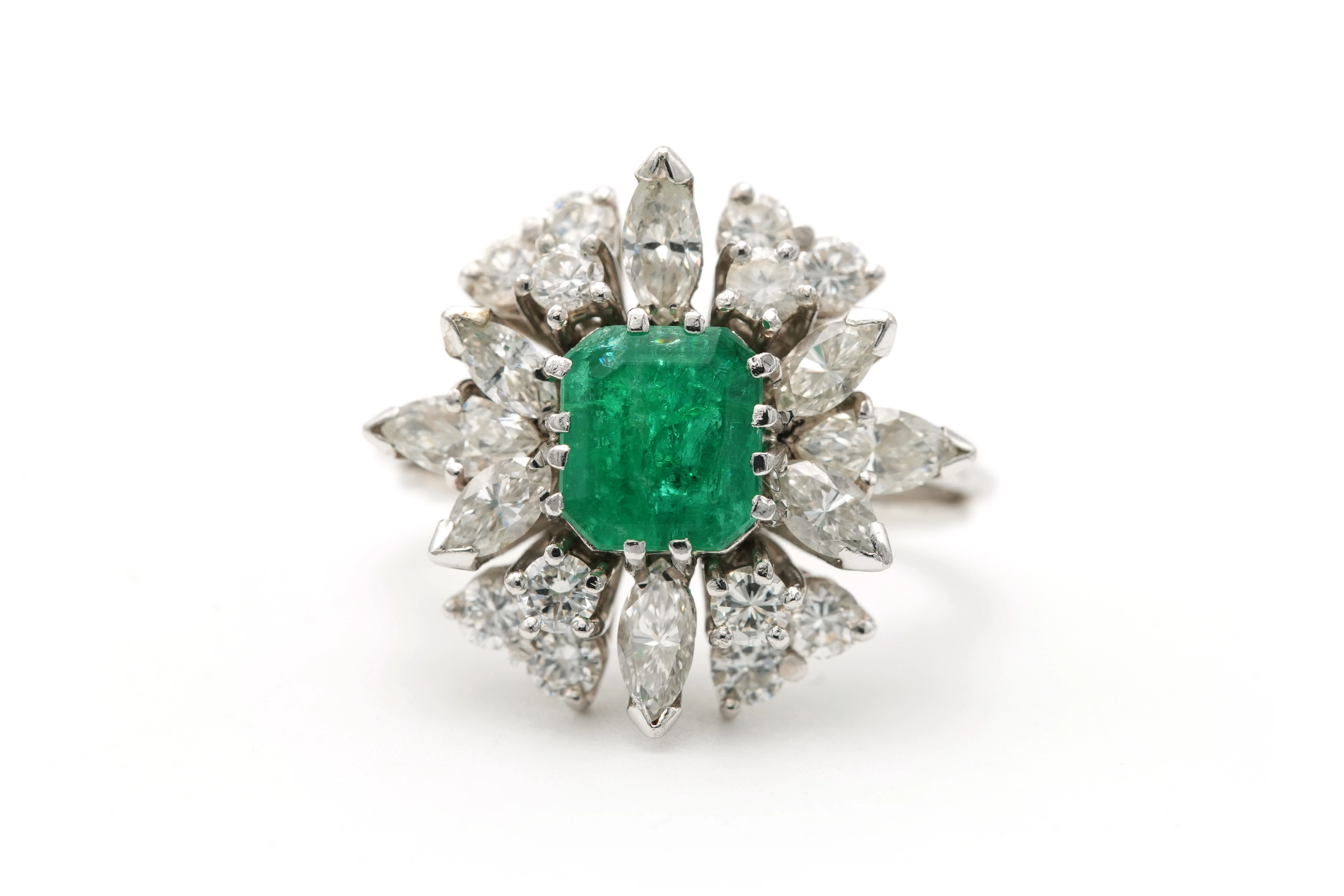 Bague contemporaine en or blanc 18 carats sertie d'une émeraude et de diamants "taille" brillant et "taille" marquise - - 1
