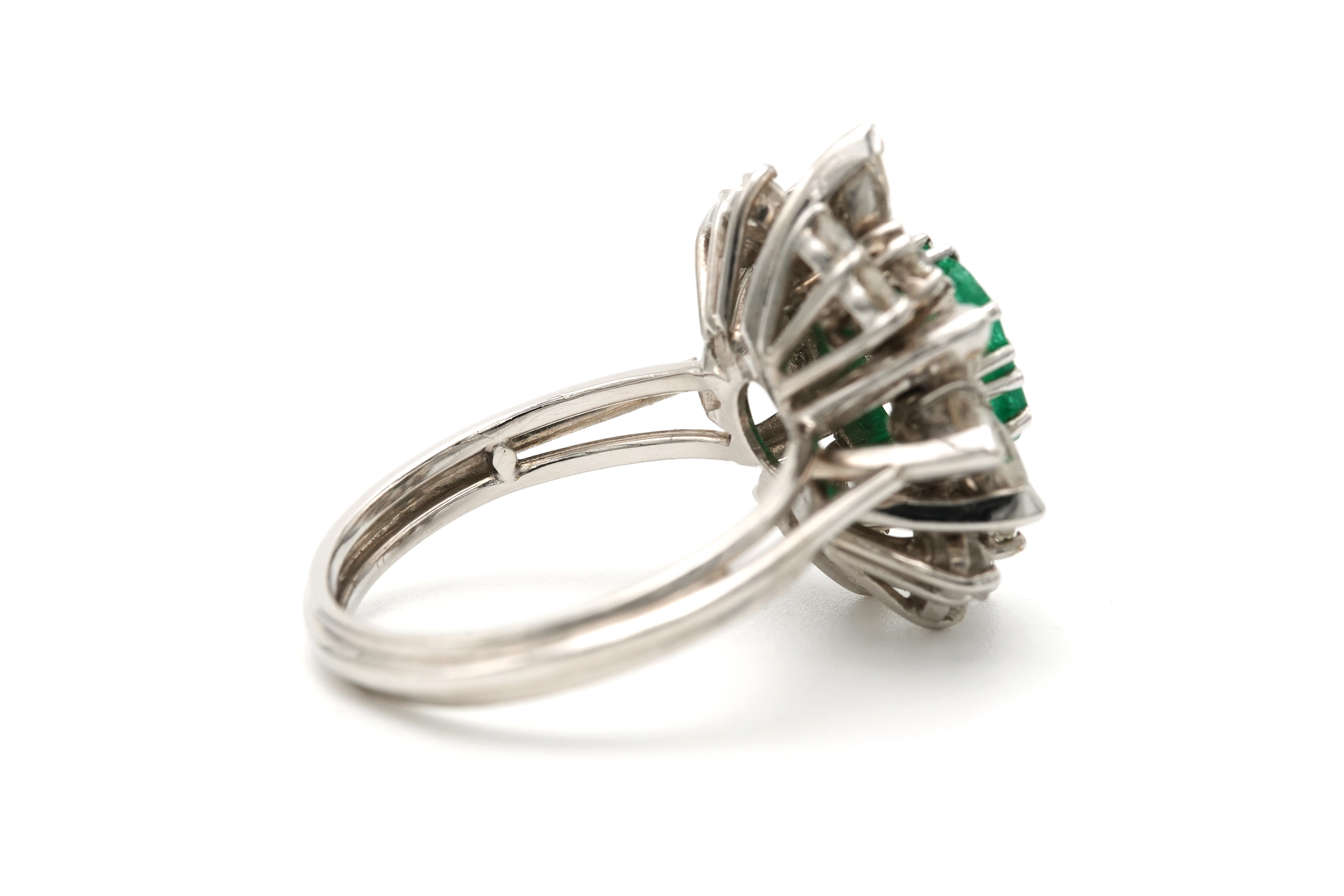 Bague contemporaine en or blanc 18 carats sertie d'une émeraude et de diamants "taille" brillant et "taille" marquise - 5