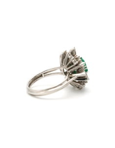 Bague contemporaine en or blanc 18 carats sertie d'une émeraude et de diamants "taille" brillant et "taille" marquise - 5
