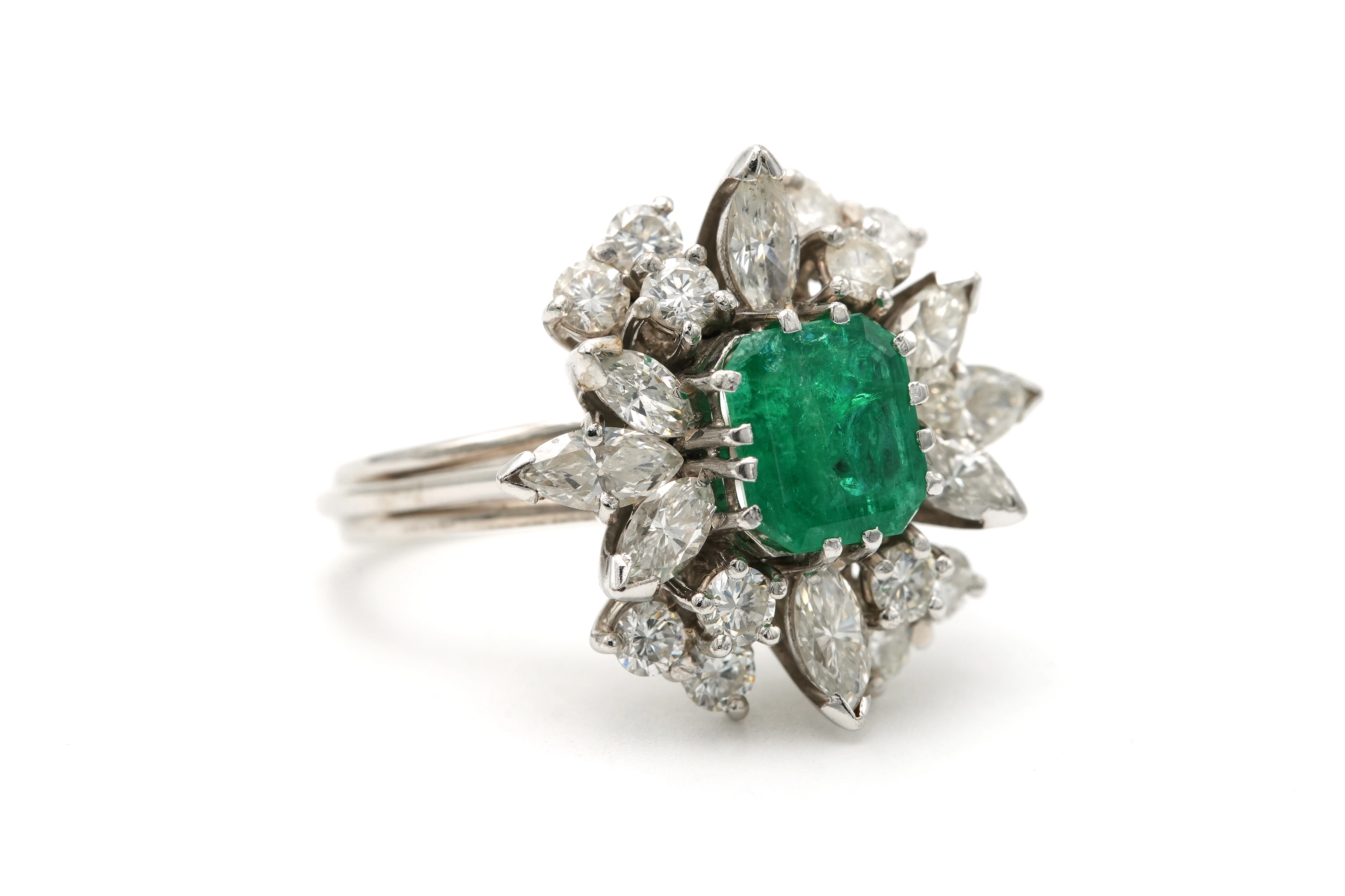 Bague contemporaine en or blanc 18 carats sertie d'une émeraude et de diamants "taille" brillant et "taille" marquise - 6