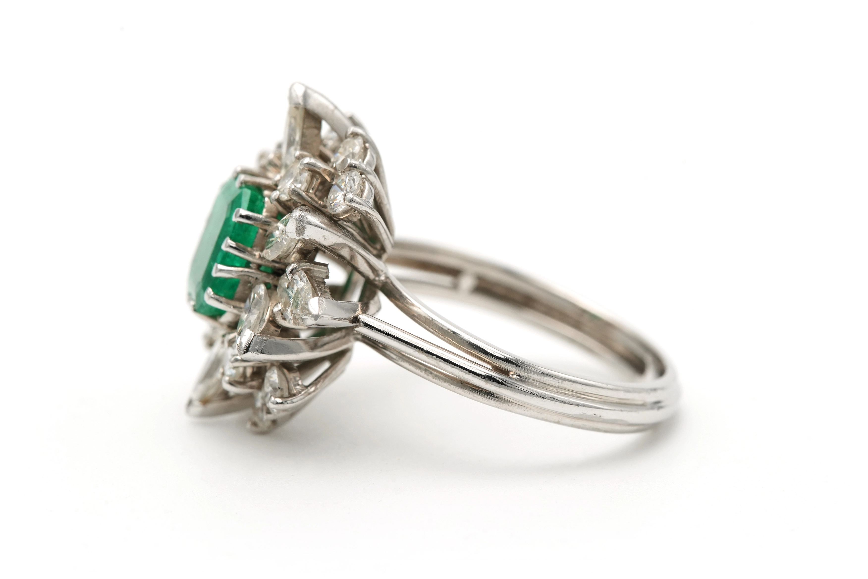 Bague contemporaine en or blanc 18 carats sertie d'une émeraude et de diamants "taille" brillant et "taille" marquise - 3