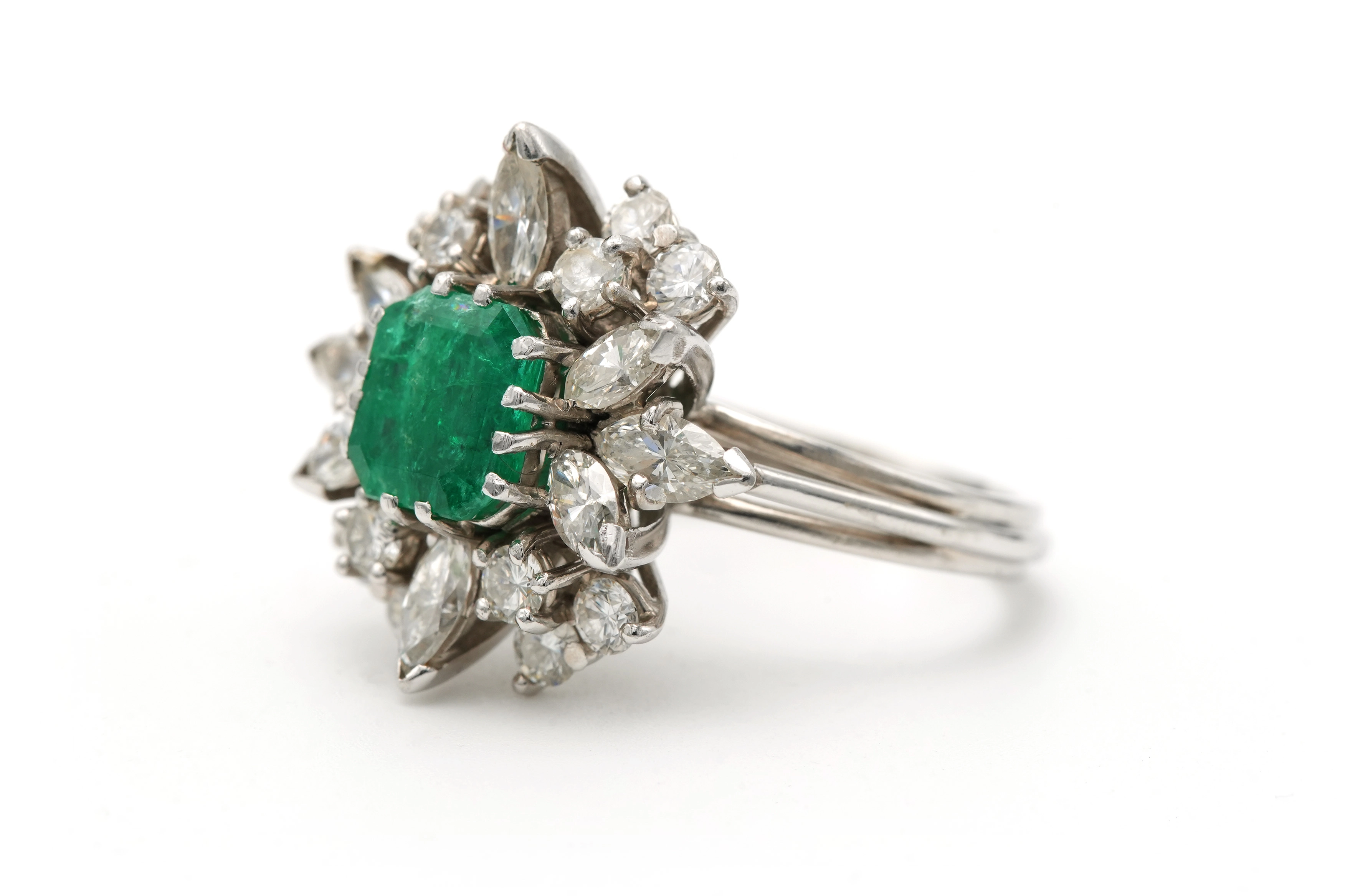 Bague contemporaine en or blanc 18 carats sertie d'une émeraude et de diamants "taille" brillant et "taille" marquise - 2