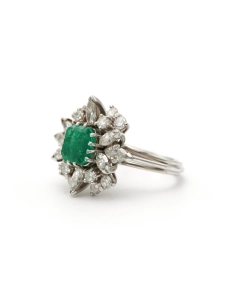Bague contemporaine en or blanc 18 carats sertie d'une émeraude et de diamants "taille" brillant et "taille" marquise - 2
