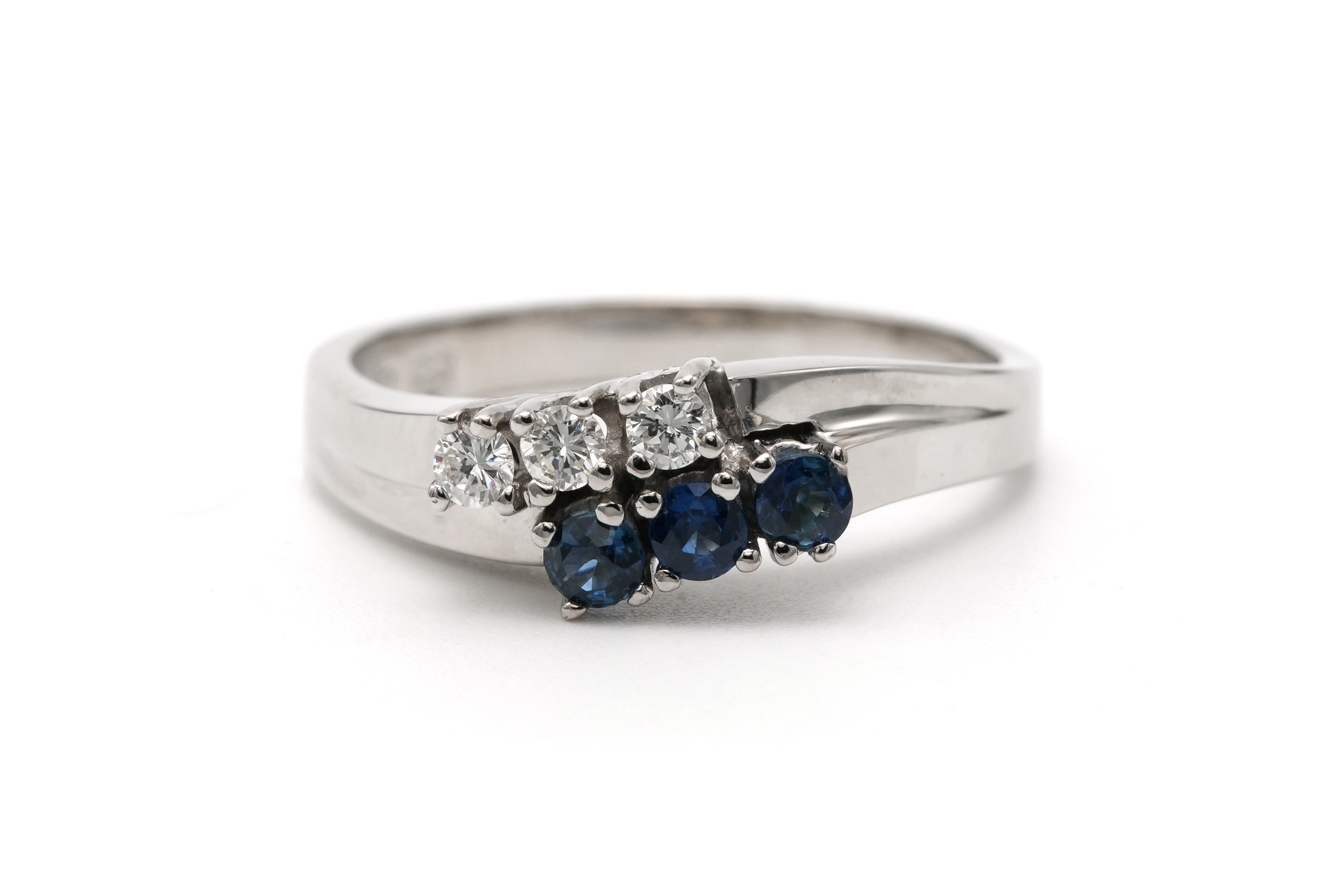 Bague contemporaine en or blanc 18 carats sertie de saphirs et de diamants "taille" brillant (+-0.15ct) - - 1
