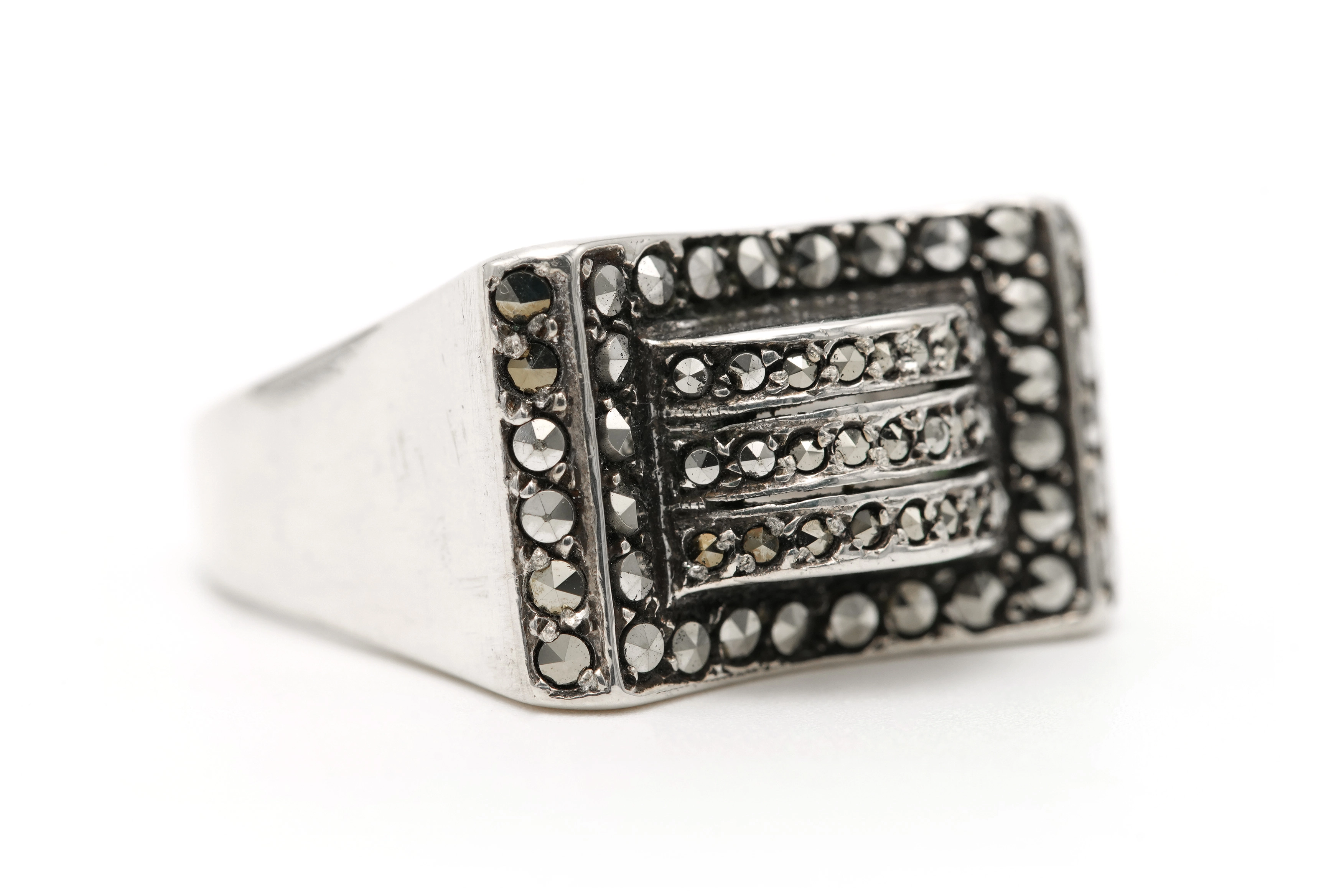 Bague Art Déco en argent sertie de marcassites