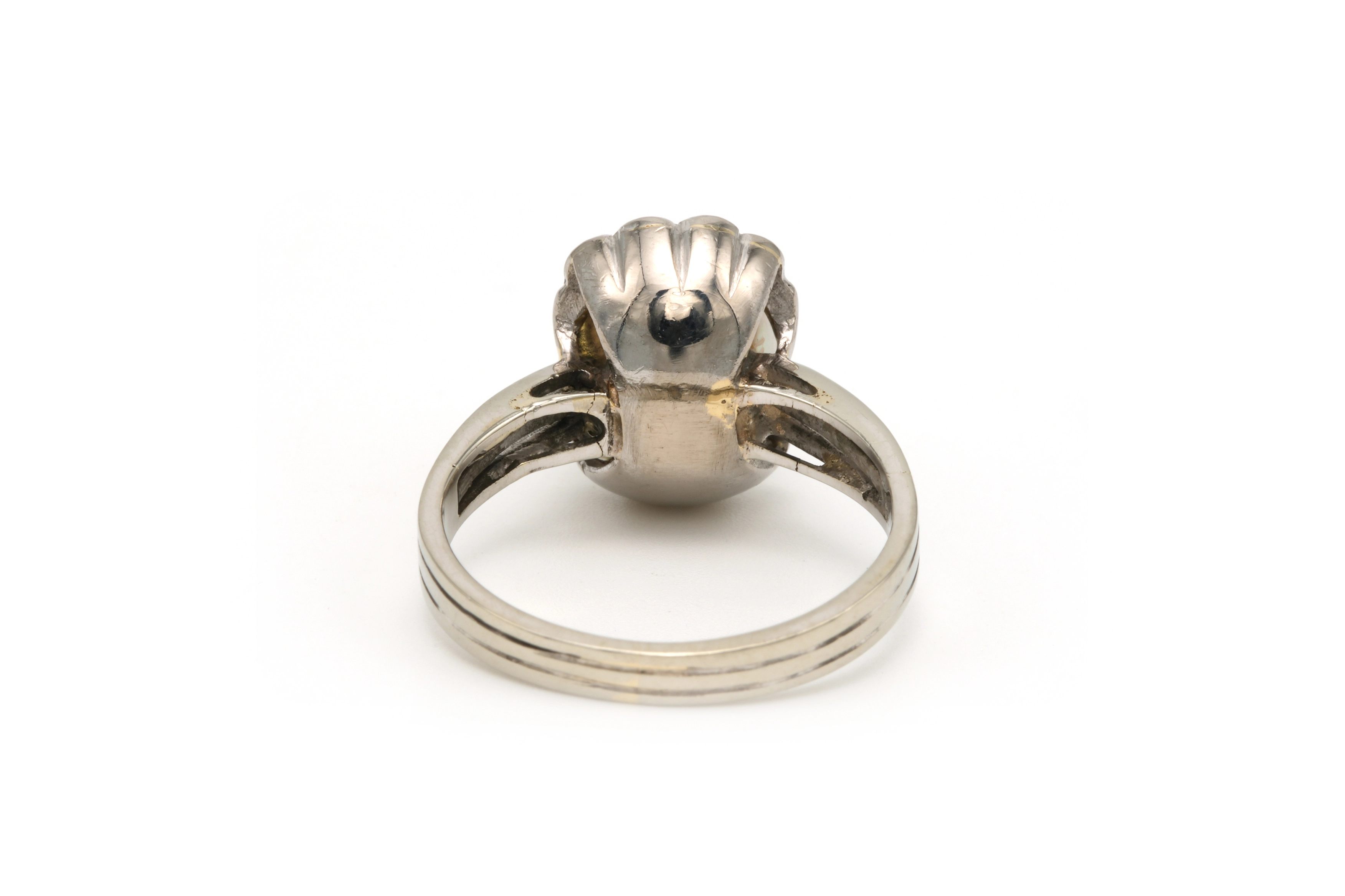 Bague contemporaine en or blanc 18 carats sertie d'une perle et de diamants (+/- 0.12 ct) - 4