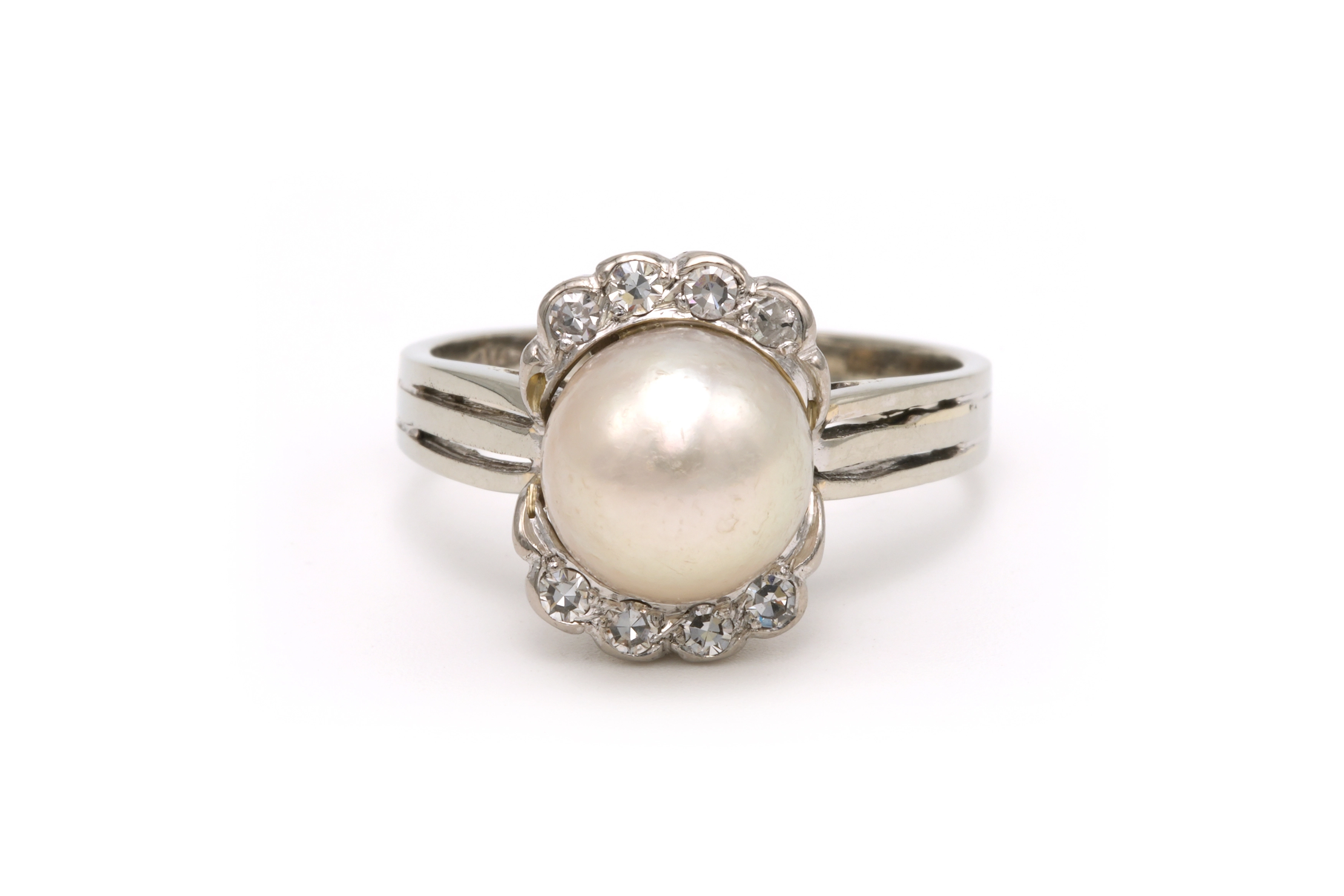 Bague contemporaine en or blanc 18 carats sertie d'une perle et de diamants (+/- 0.12 ct) - 1