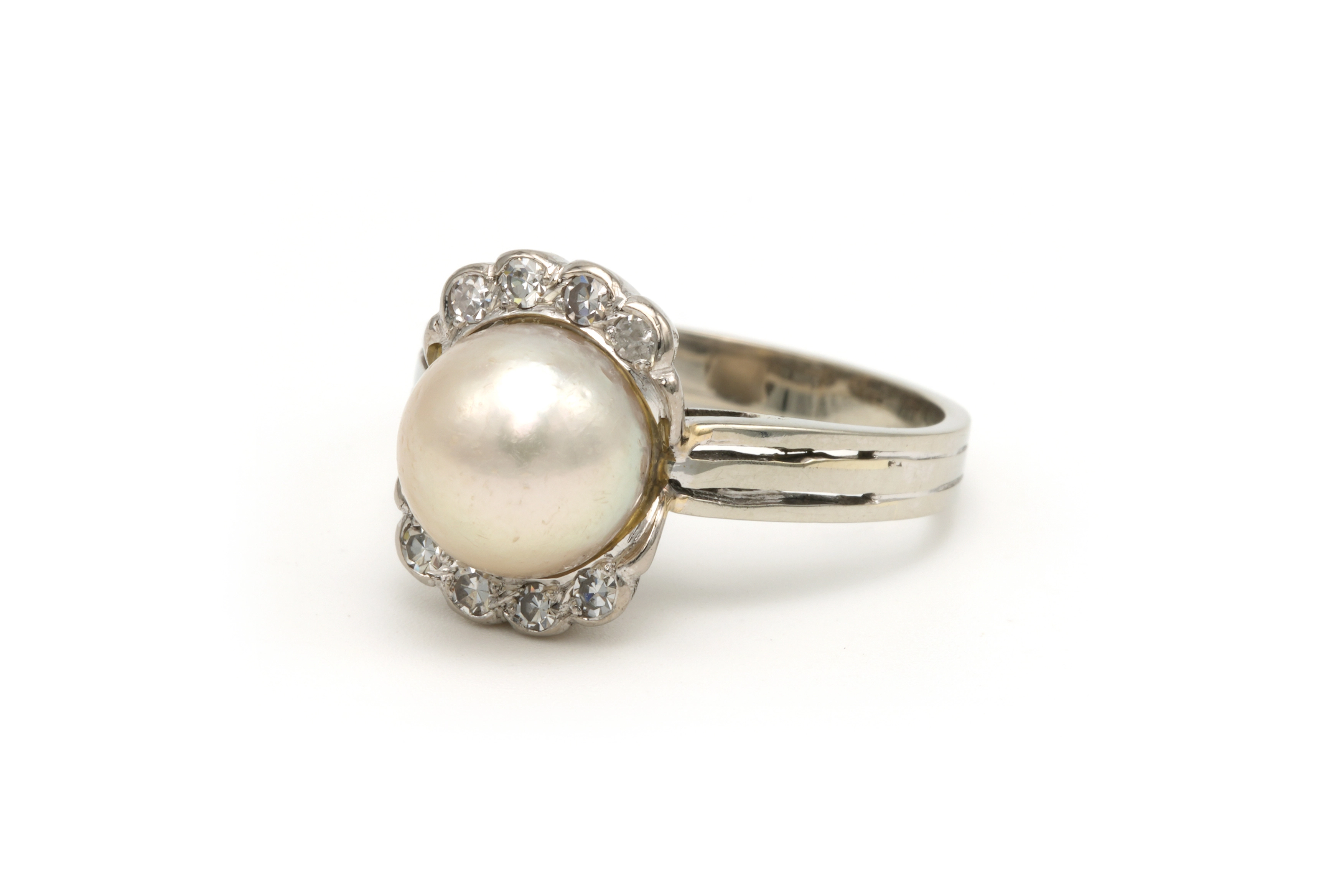 Bague contemporaine en or blanc 18 carats sertie d'une perle et de diamants (+/- 0.12 ct) - 2