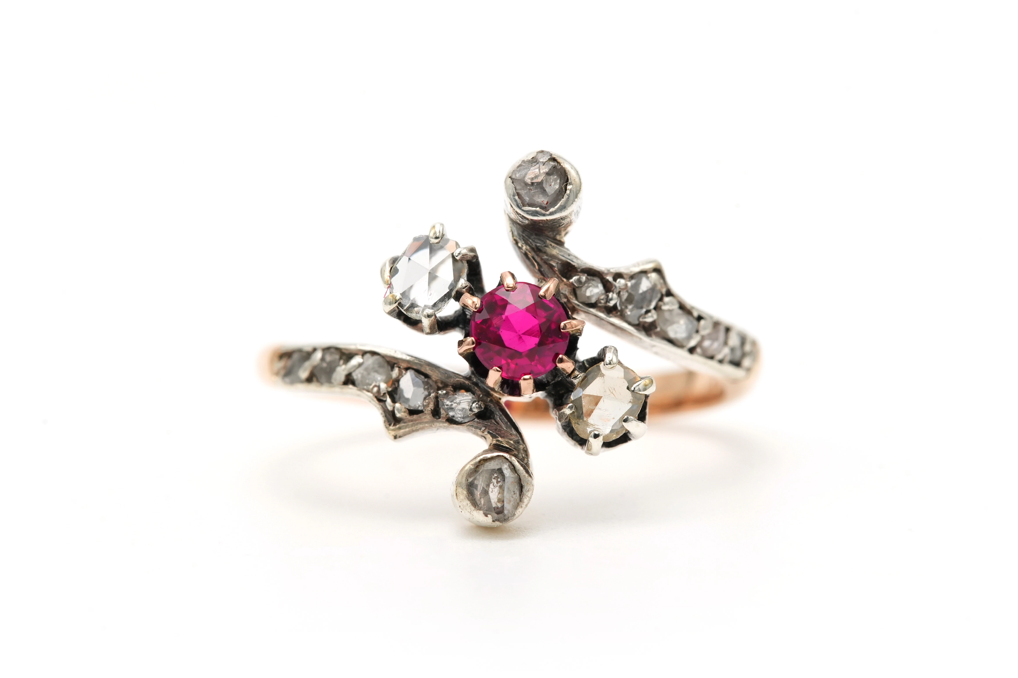 Bague Art Nouveau en or jaune 18 carats et argent sertie de rubis et de diamants "taille" rose - - 1