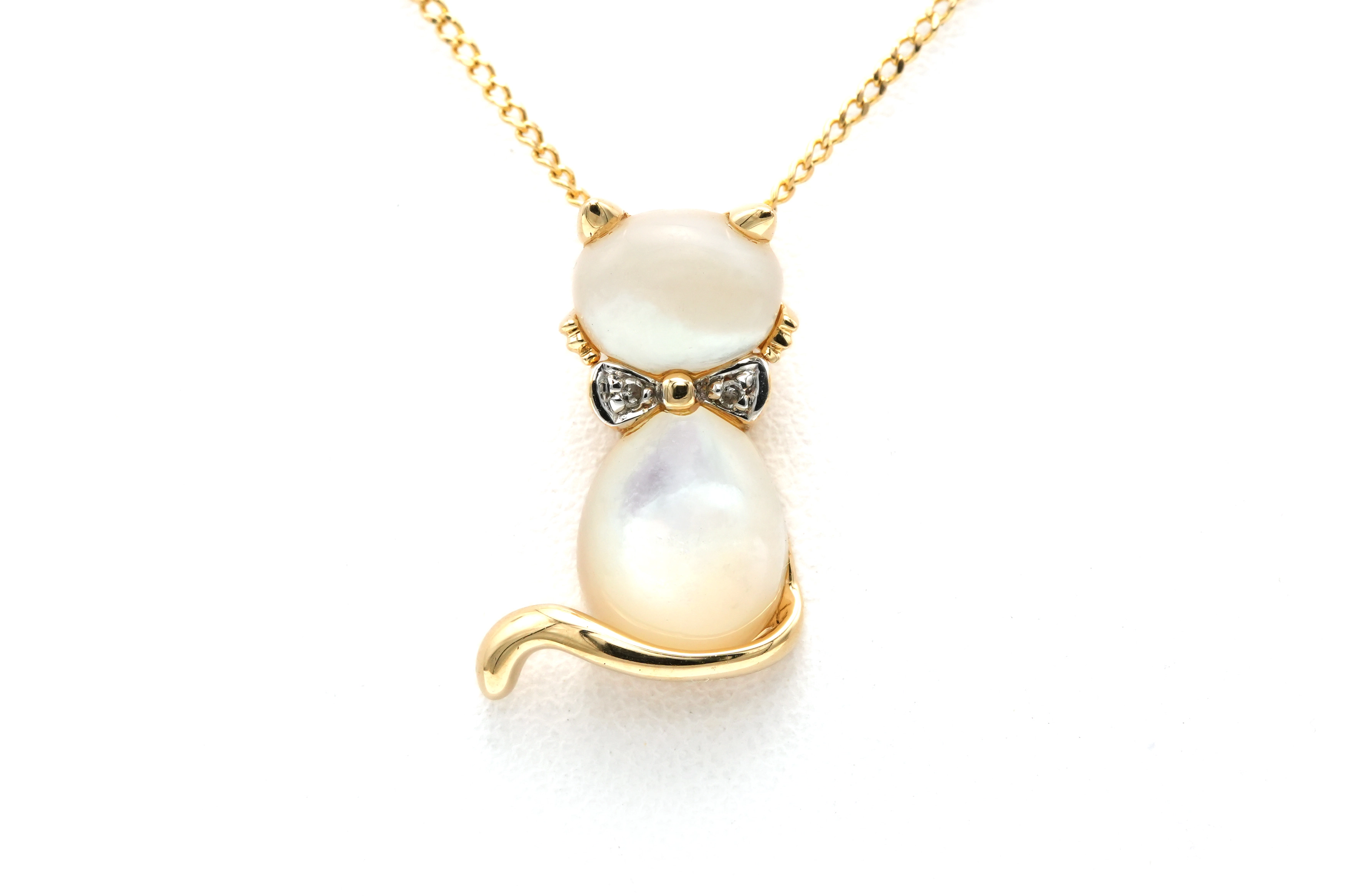 Pendentif contemporain en or jaune 14 carats serti de nacre et de diamants "taille" brillant (+-0.01ct) - - 1