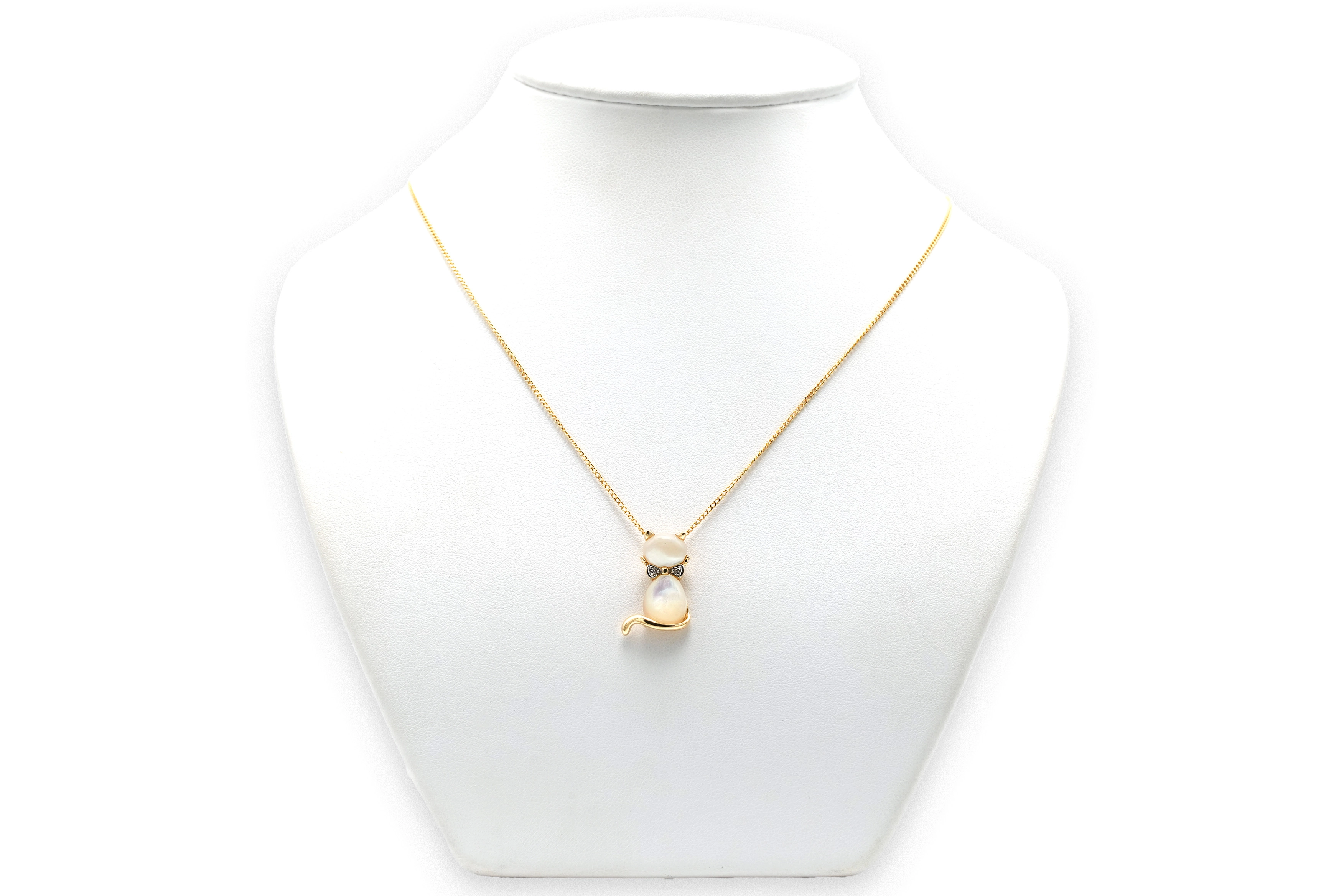 Pendentif contemporain en or jaune 14 carats serti de nacre et de diamants "taille" brillant (+-0.01ct) - 2