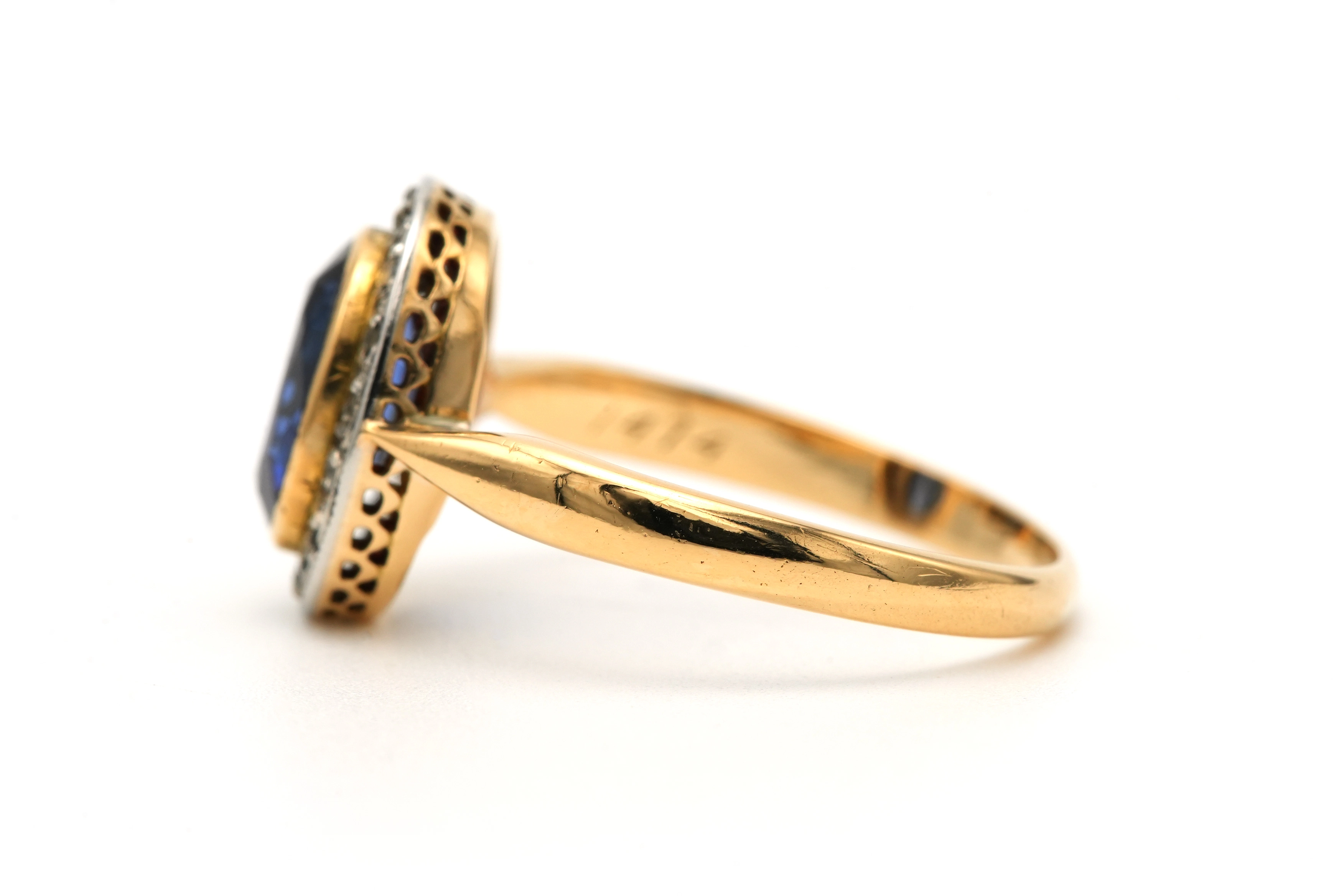 Bague Art Déco en or jaune et blanc 18 carats sertie d'un saphir de synthèse et de diamants "taille" rose - 3