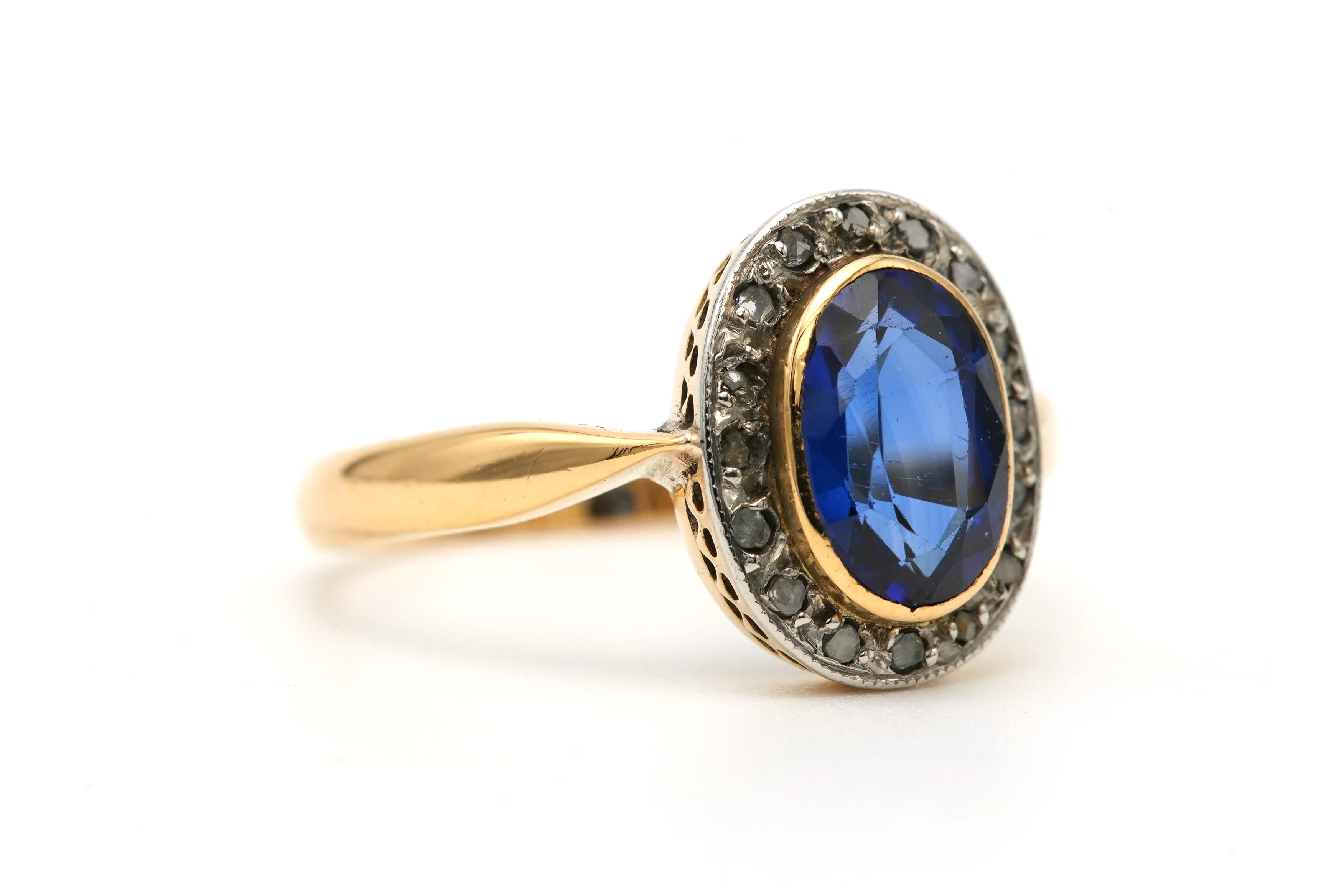 Bague Art Déco en or jaune et blanc 18 carats sertie d'un saphir de synthèse et de diamants "taille" rose - 6