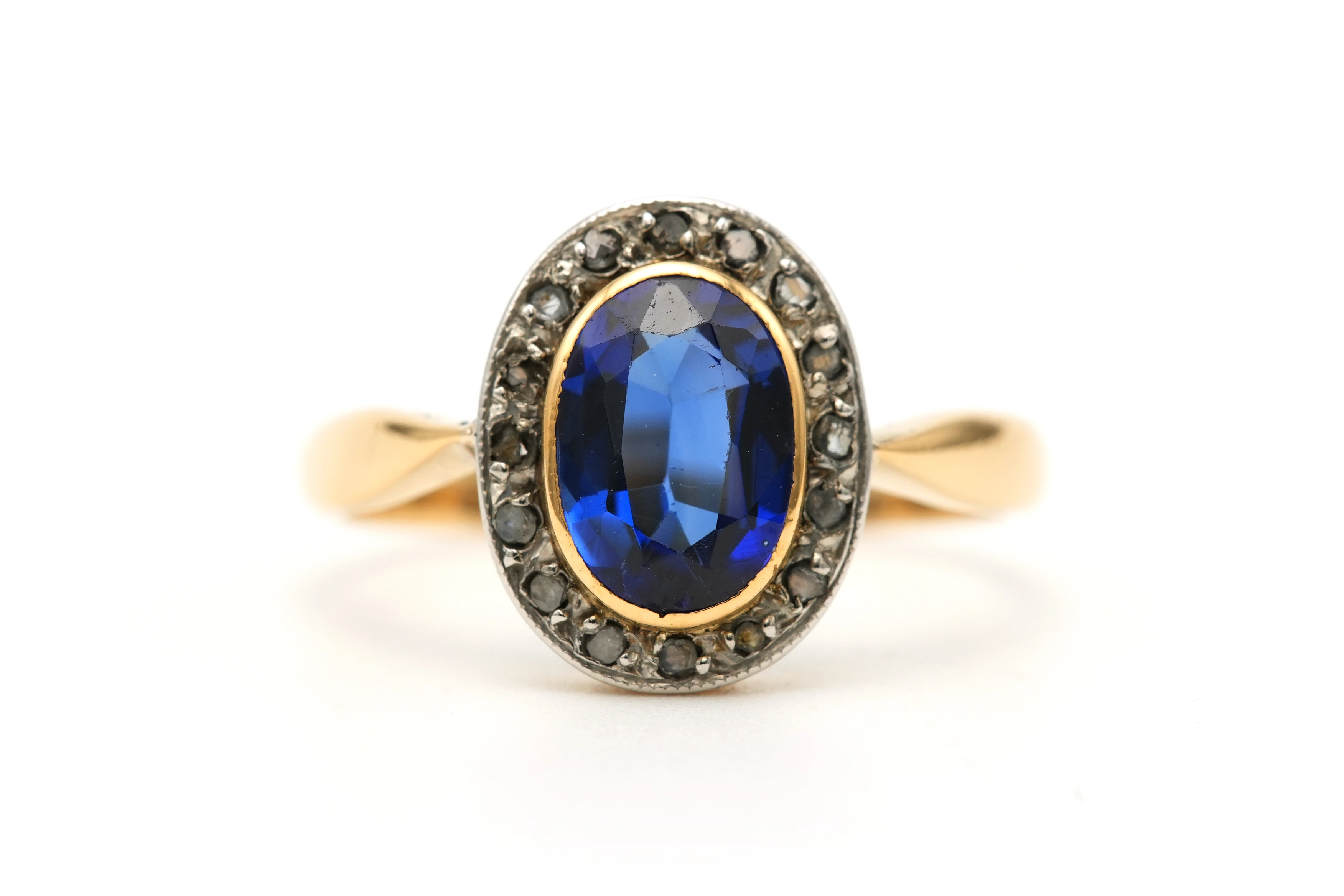 Bague Art Déco en or jaune et blanc 18 carats sertie d'un saphir de synthèse et de diamants "taille" rose - 1