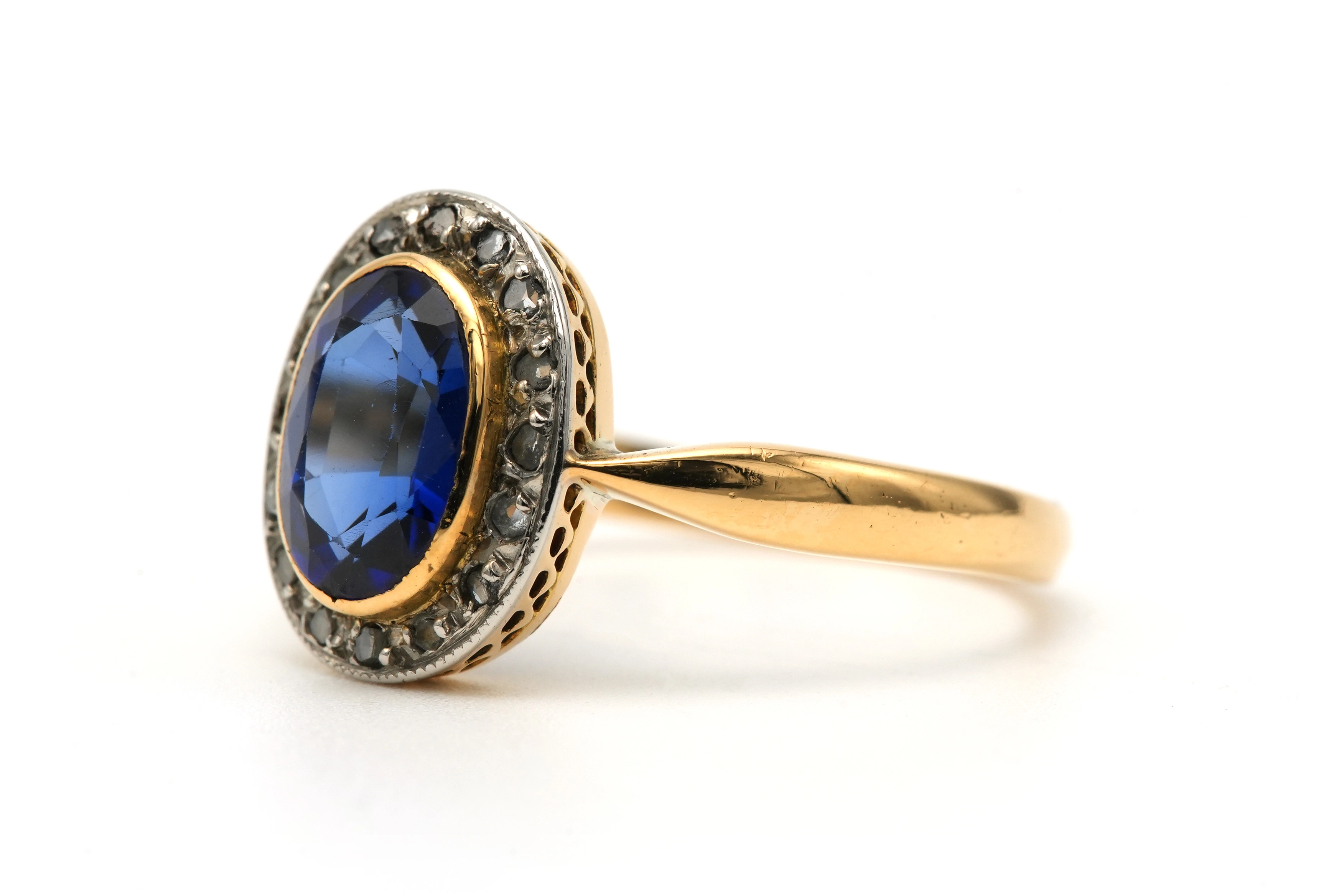 Bague Art Déco en or jaune et blanc 18 carats sertie d'un saphir de synthèse et de diamants "taille" rose - 2